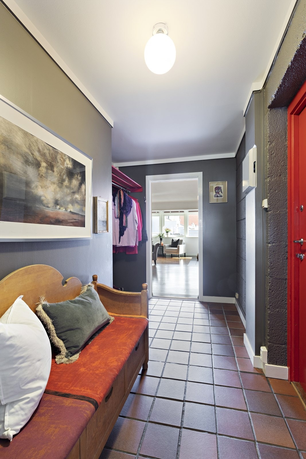 Flislagt entré/ gang med oppheng Galleribilde