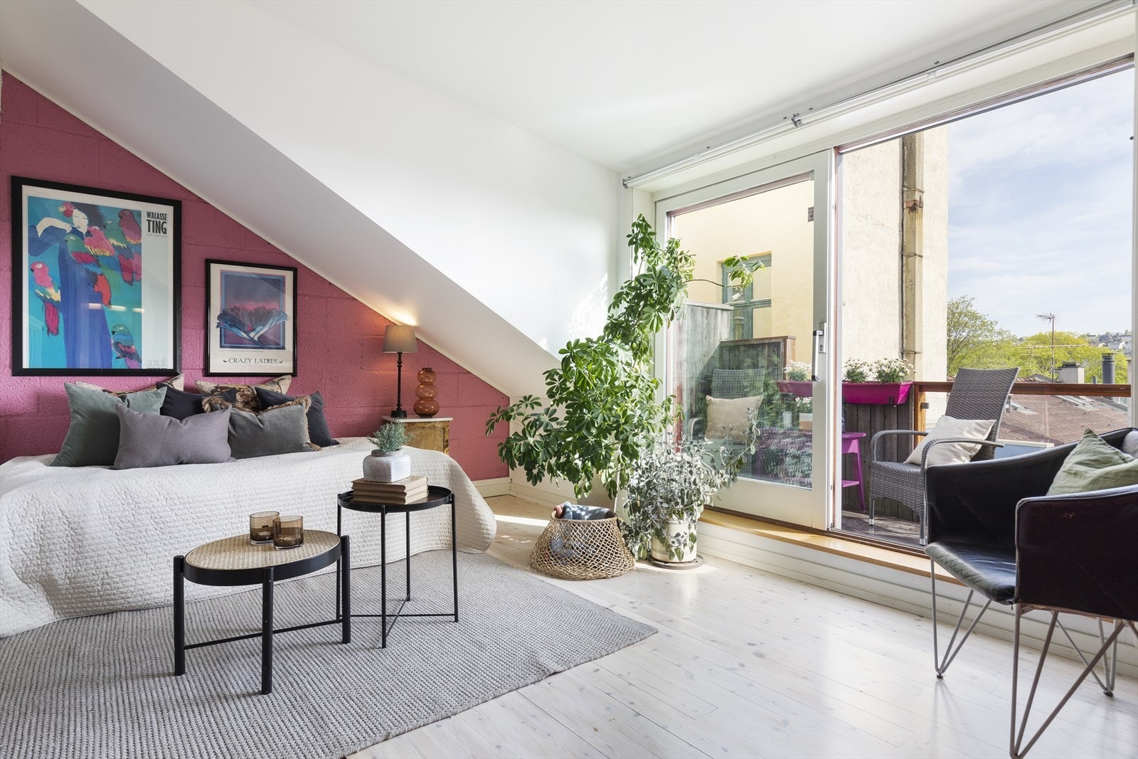 Stor loftstue som kan benyttes som gjesterom og/ eller ekstra stue Galleribilde