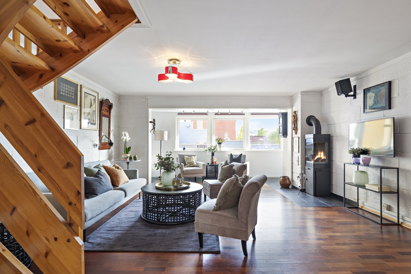 Leiligheten er gjennomgående med vinduer fra to sider. De store og mange vinduene gir rikelig med naturlig lys Galleribilde