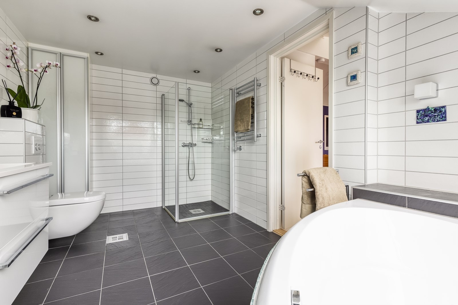 Badet er meget romslig og har god plass til både badekar og dusjnisje Galleribilde