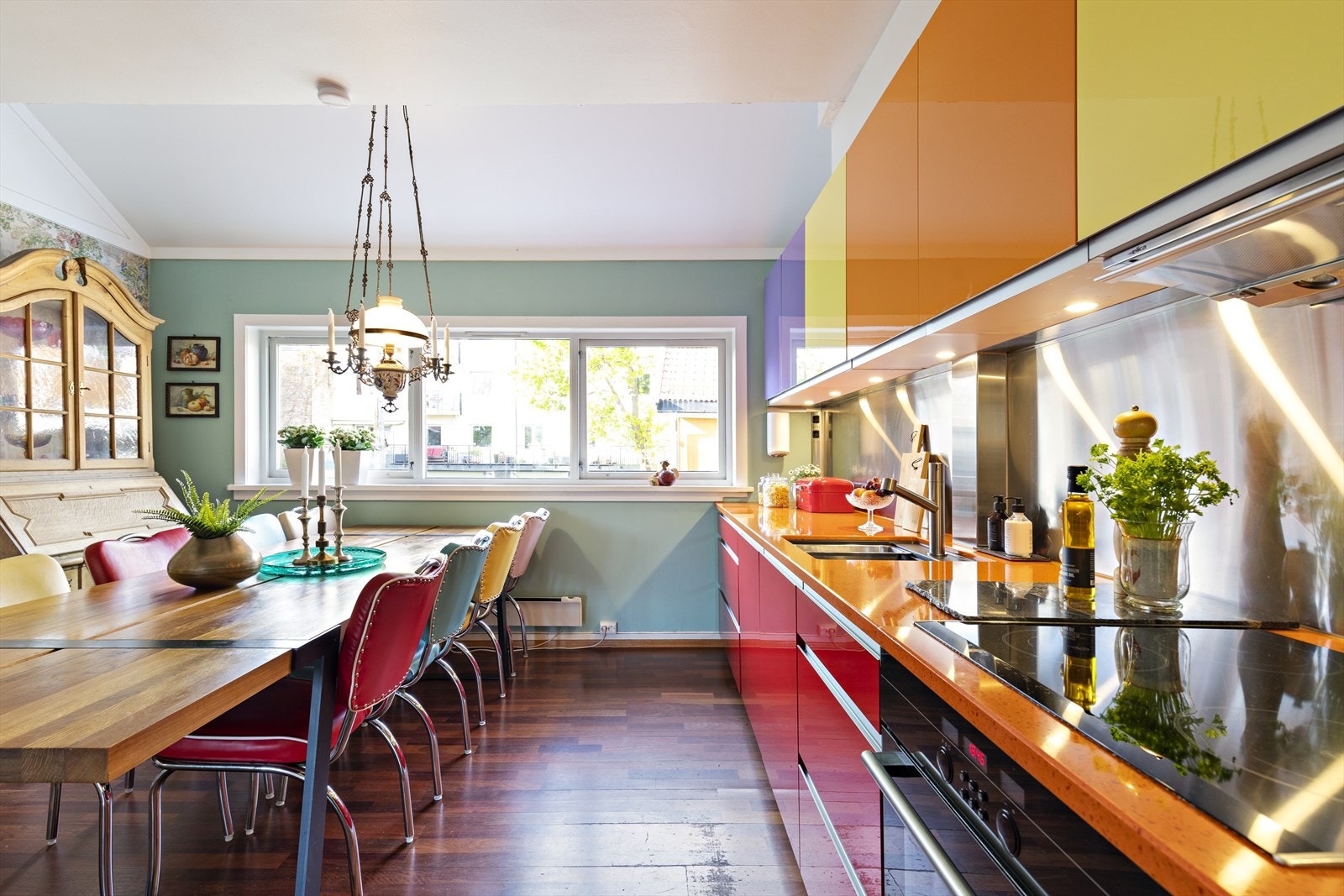 Det er store og romslige oppholdsrom med mange ulike soner Galleribilde