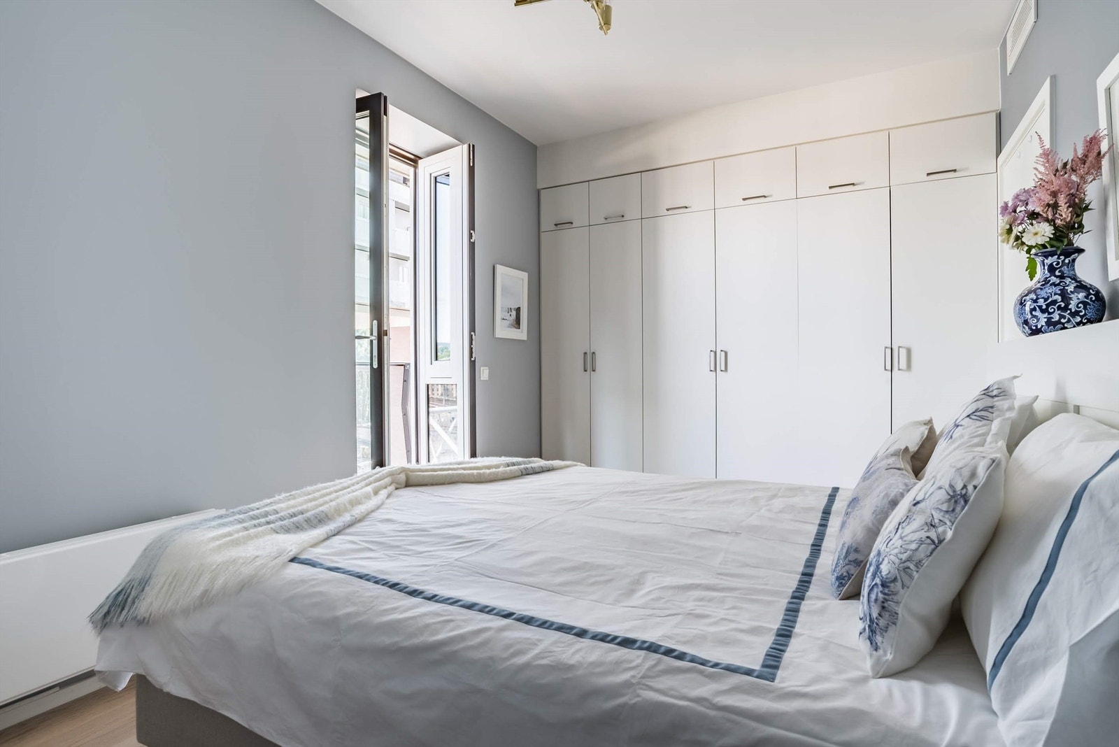 Boligens hovedsoverom er både romslig og luftig med plass til dobbeltseng og nattbord på begge sider. Galleribilde