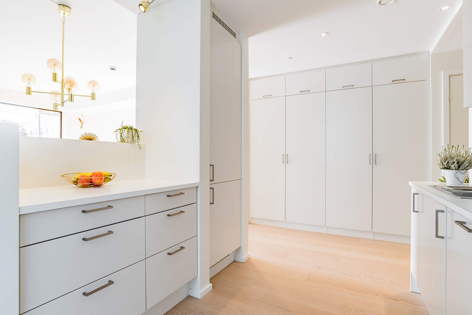 Kjøkkenet har sjenerøst med oppbevaringsplass i over- og underskap, samt en kjøkkenøy. Galleribilde