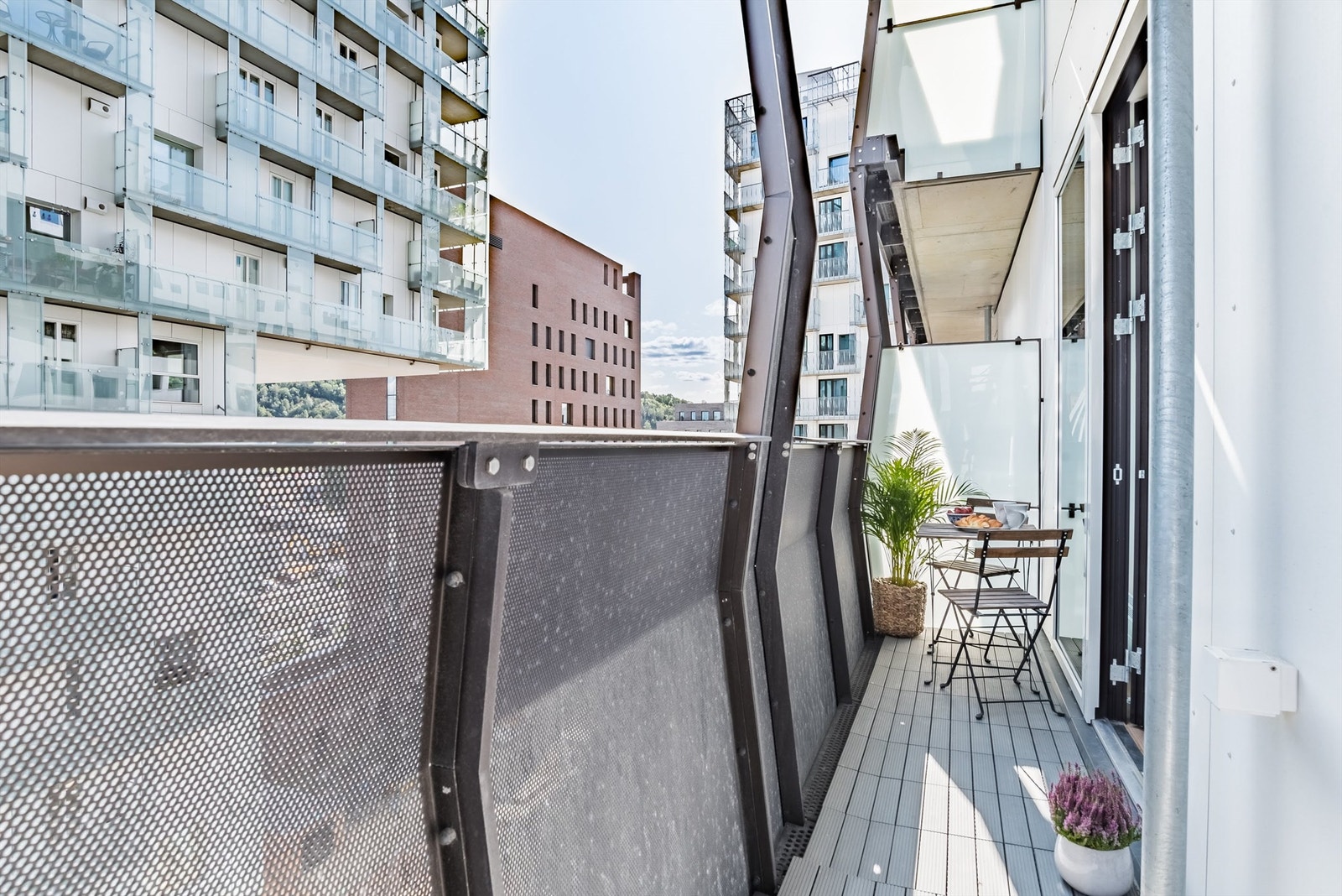 Fra hovedsoverom/kjøkken er det utgang til balkong på ca. 10 kvm. Galleribilde