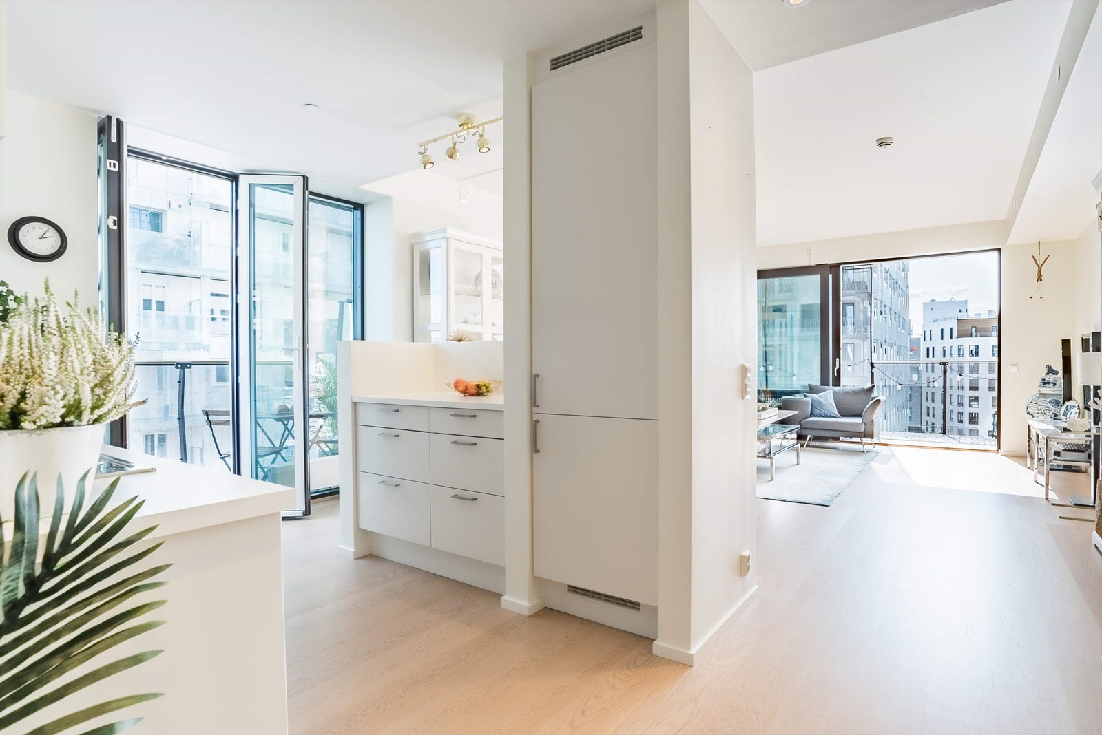 Velutstyrt og velholdt kjøkken med lys innredning fra Sigdal. Galleribilde