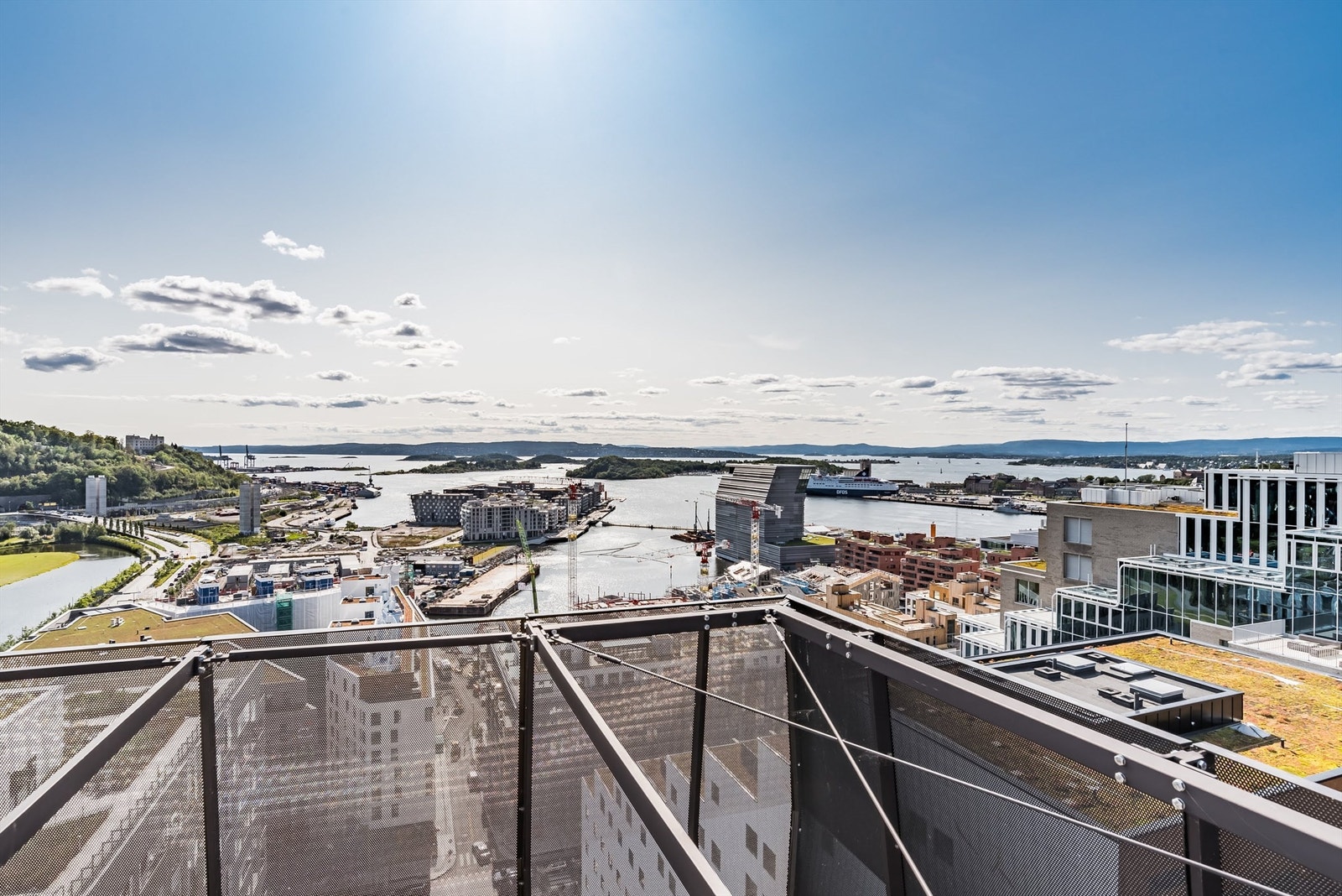 Flott utsikt fra takterrassen - her kan du også nyte solen hele dagen! Galleribilde