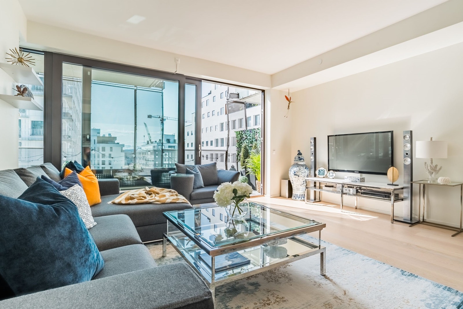 Lys og innbydende 3-roms hjørneleilighet i byggets 7.etasje med heisadkomst i populære Barcode. Galleribilde