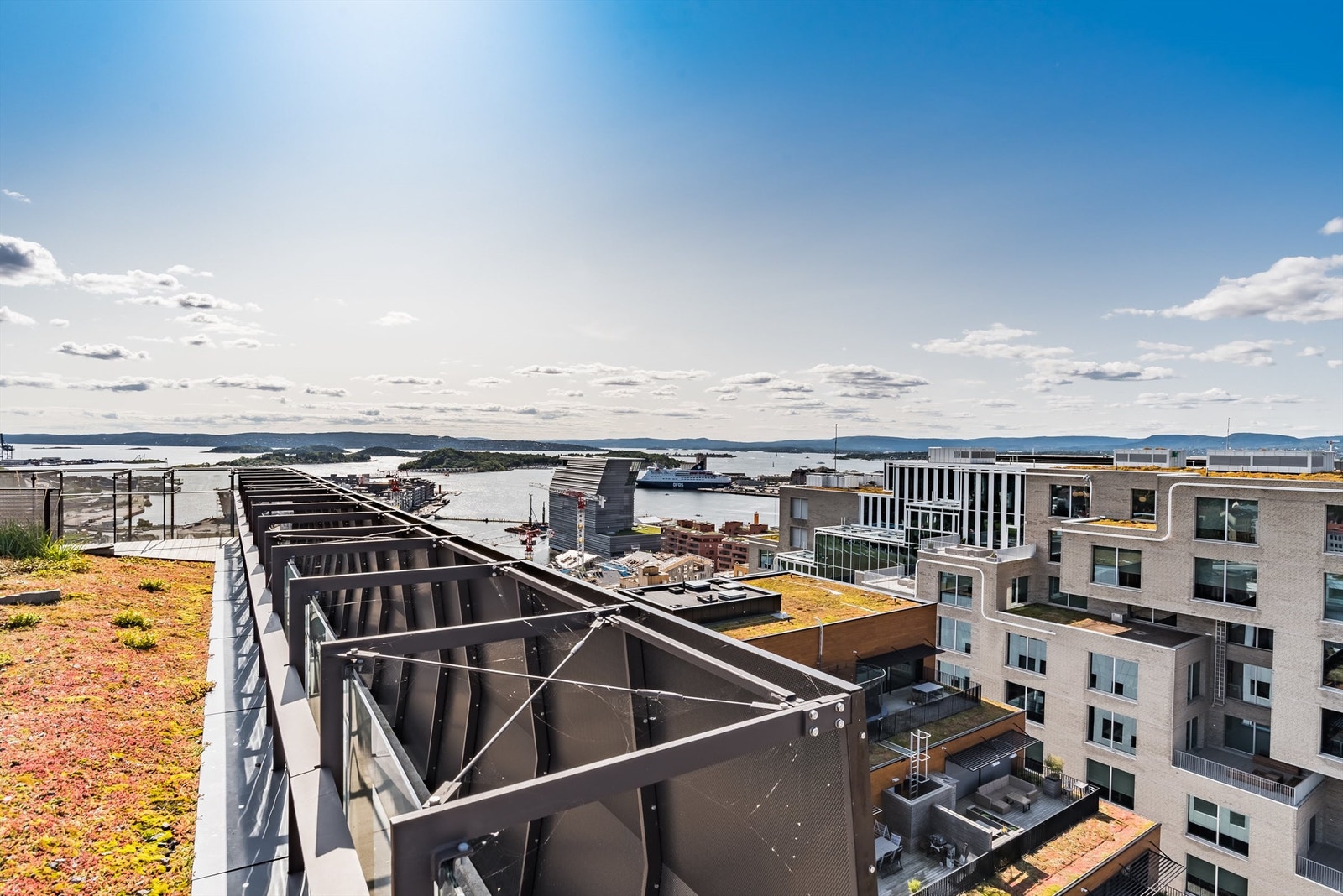 Flott utsikt mot fjorden. Galleribilde