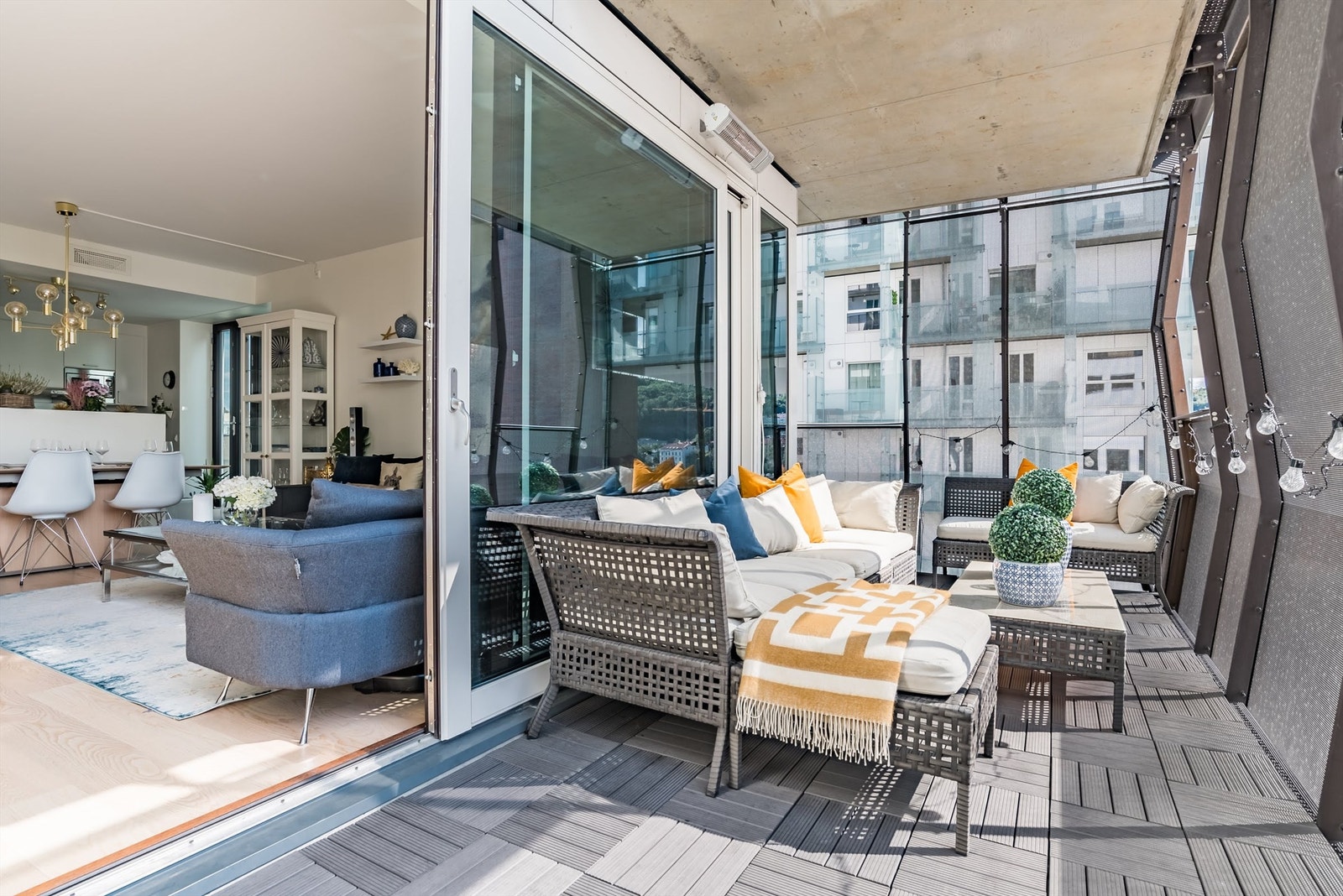 Syd-vendt balkong med gode solforhold store deler av dagen i sommerhalvåret Galleribilde