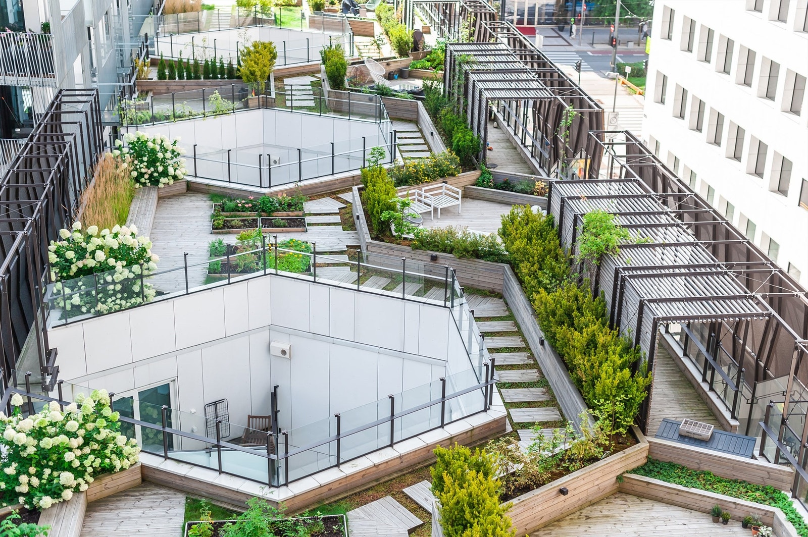 Utsyn mot en av sameiets felles takterrasser. Galleribilde