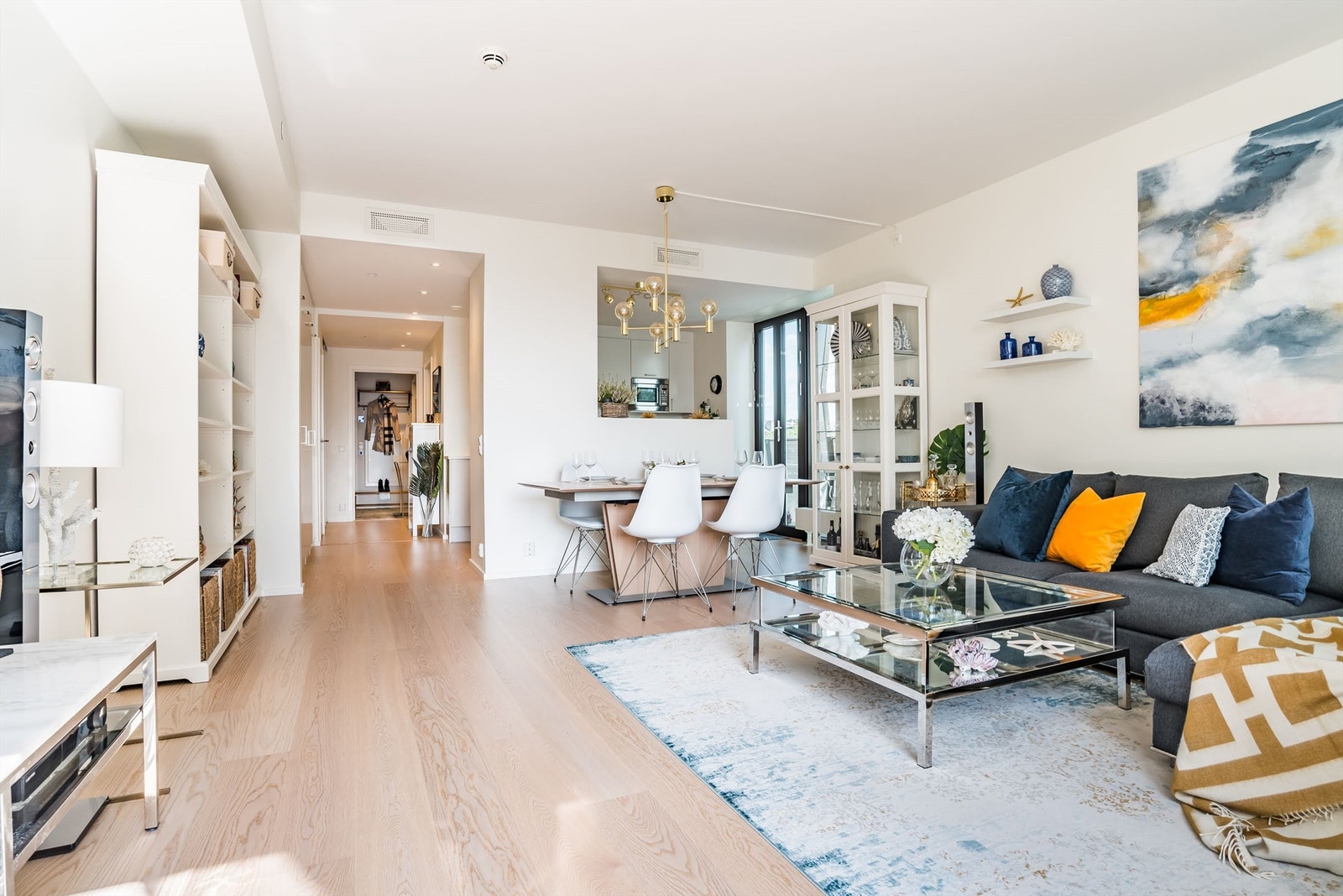 I stuen er det god plass til å innrede slik du ønsker med sofaseksjon, spisestuebord, mediemøblement og interiør. Galleribilde