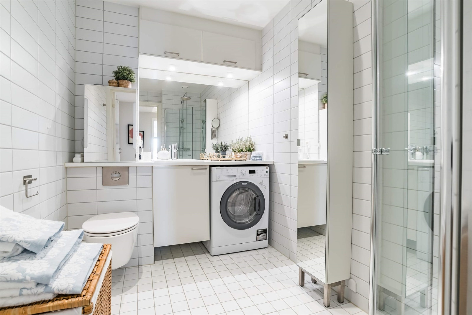 Delikat flislagt baderom med en tidløs og moderne utførelse. Galleribilde