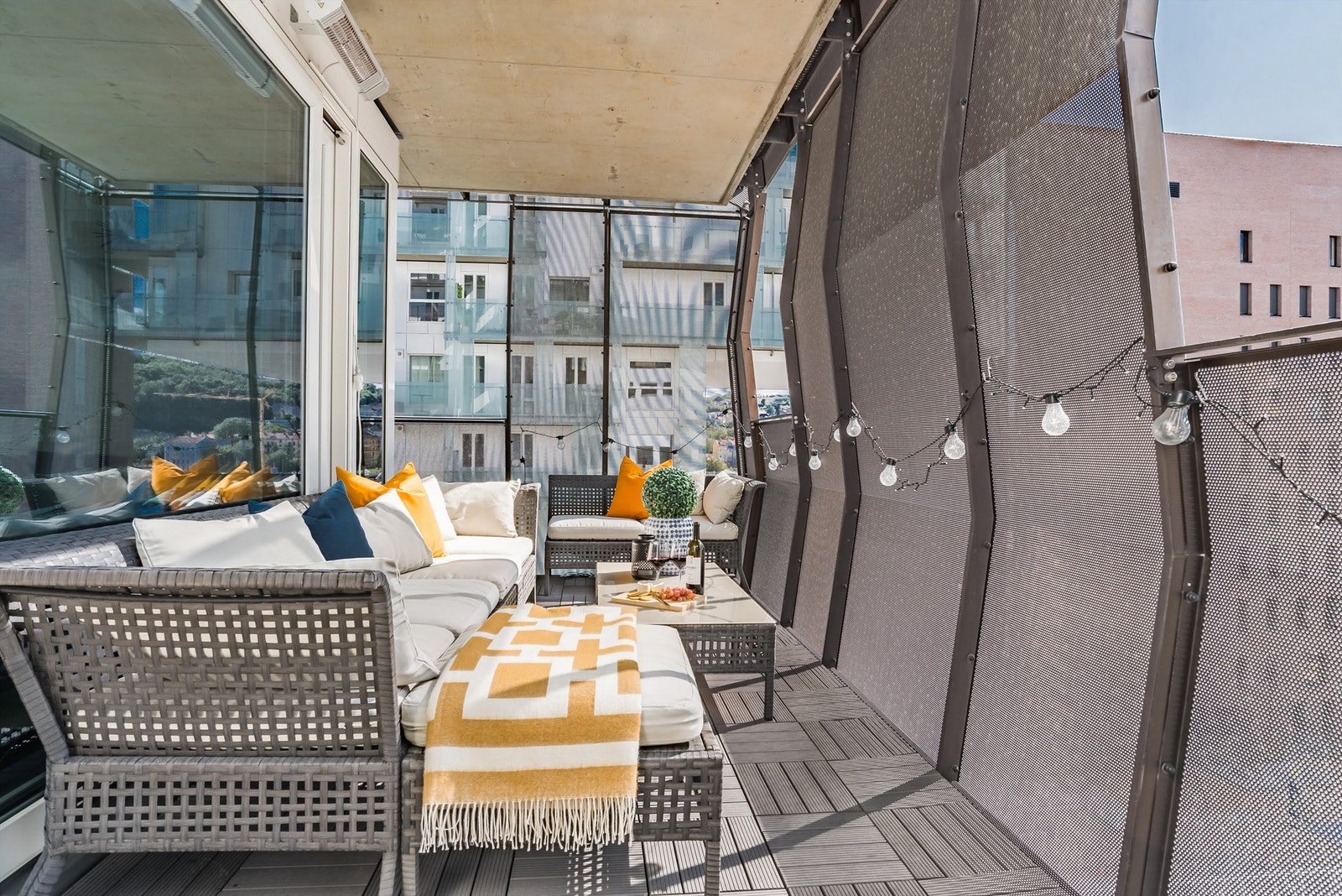 Balkongen er oppmålt til 16 kvm. Galleribilde