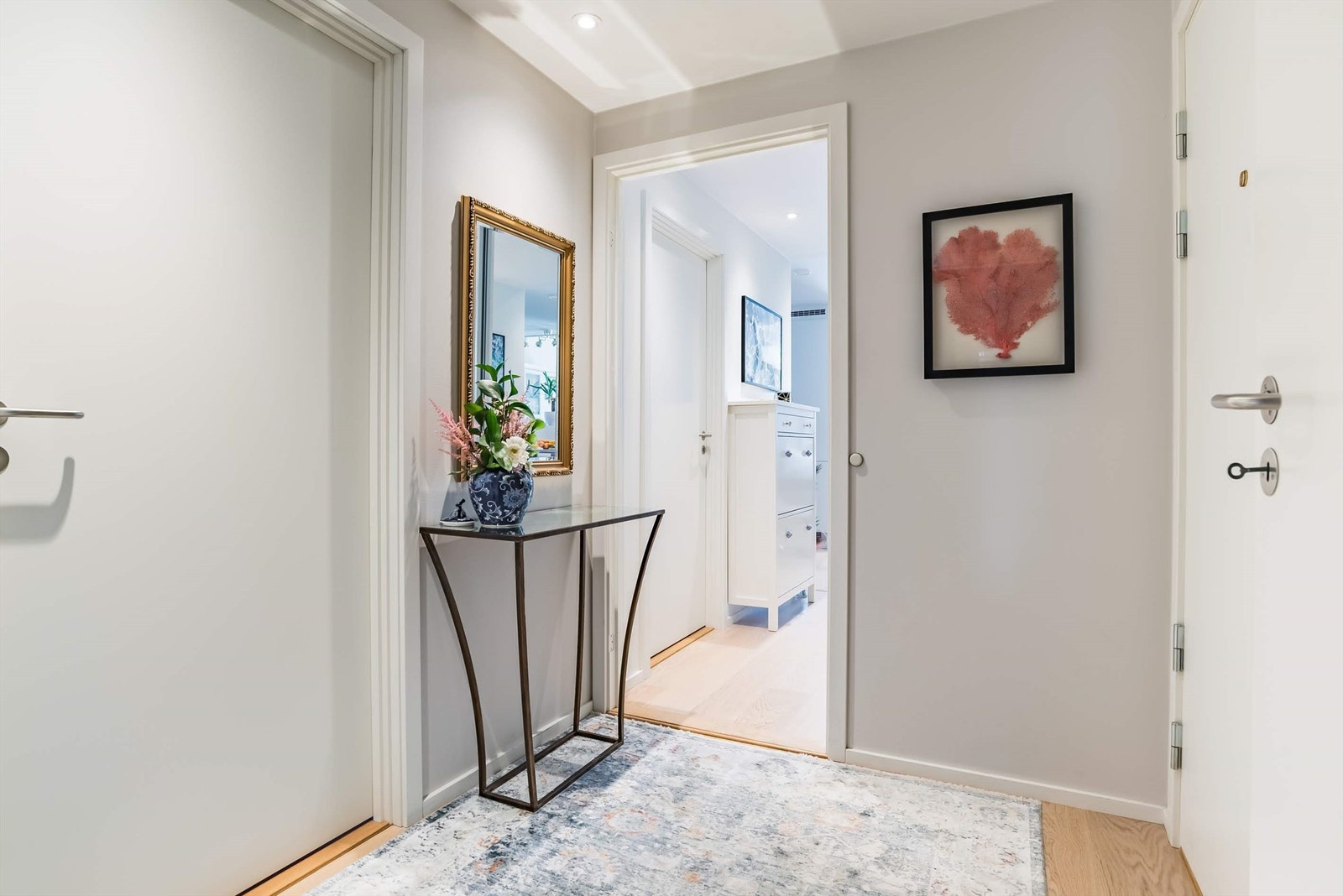 Downlights i taket samt callinganlegg med døråpner. Galleribilde