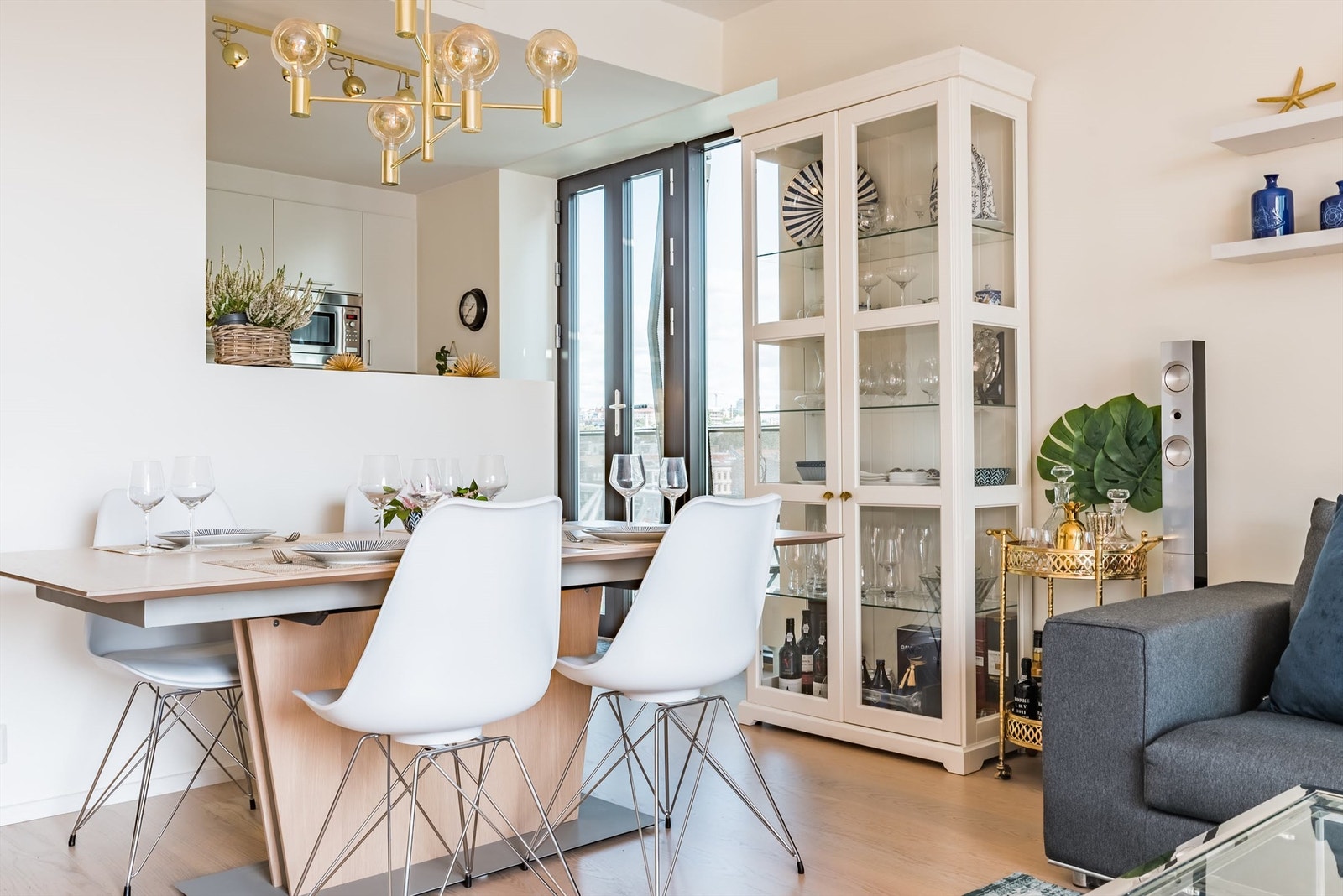 Kjøkkenet ligger i delvis åpen løsning mot stuen. Galleribilde