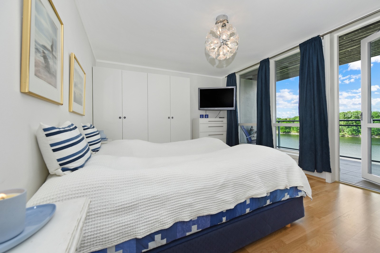 Romslig hovedsoverom med utgang til egen overbygd terrasse. Galleribilde