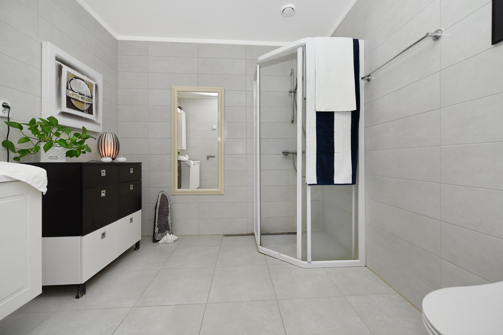 Dusjhjørne og vegghengt toalett. Galleribilde