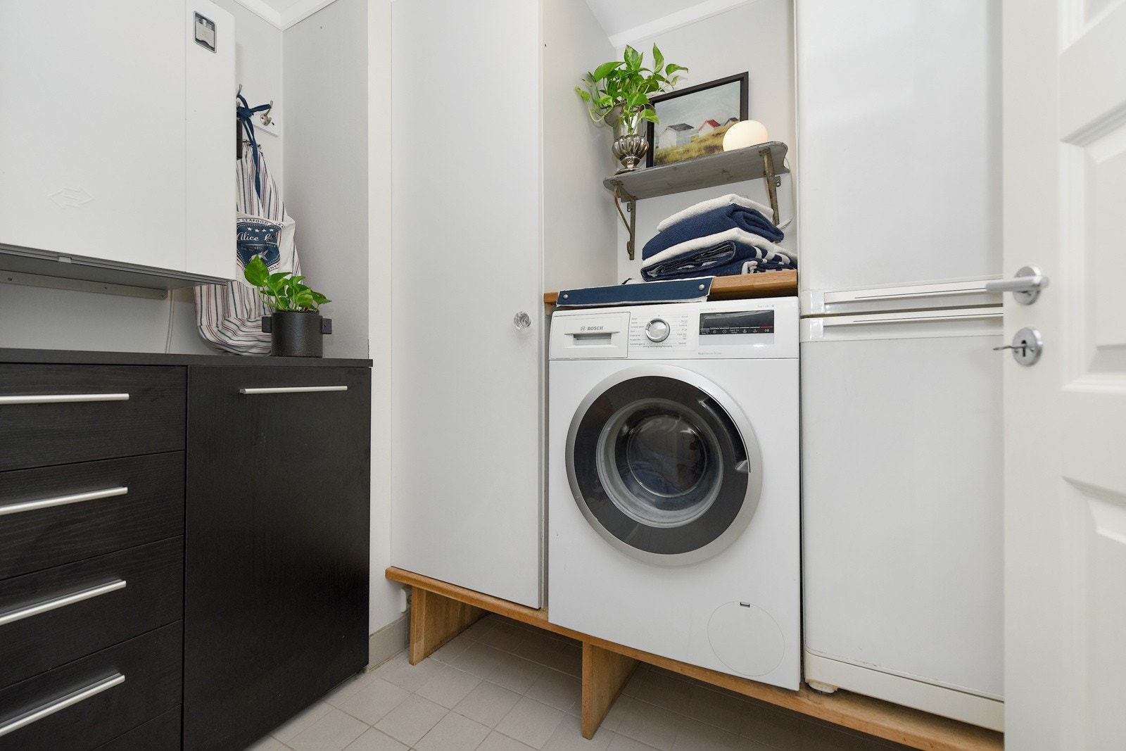 Eget vaskerom med sokkel, garderobeskap, og mulighet for et ekstra kjøl-/fryseskap. Galleribilde