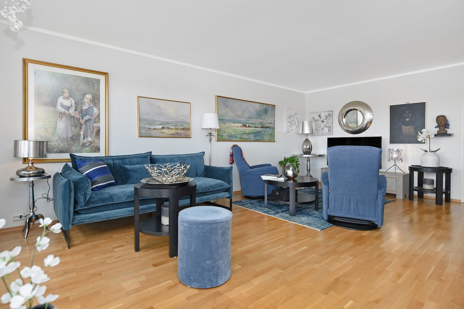 Romslig stue som kan møbleres med flere møbelgrupper. Galleribilde