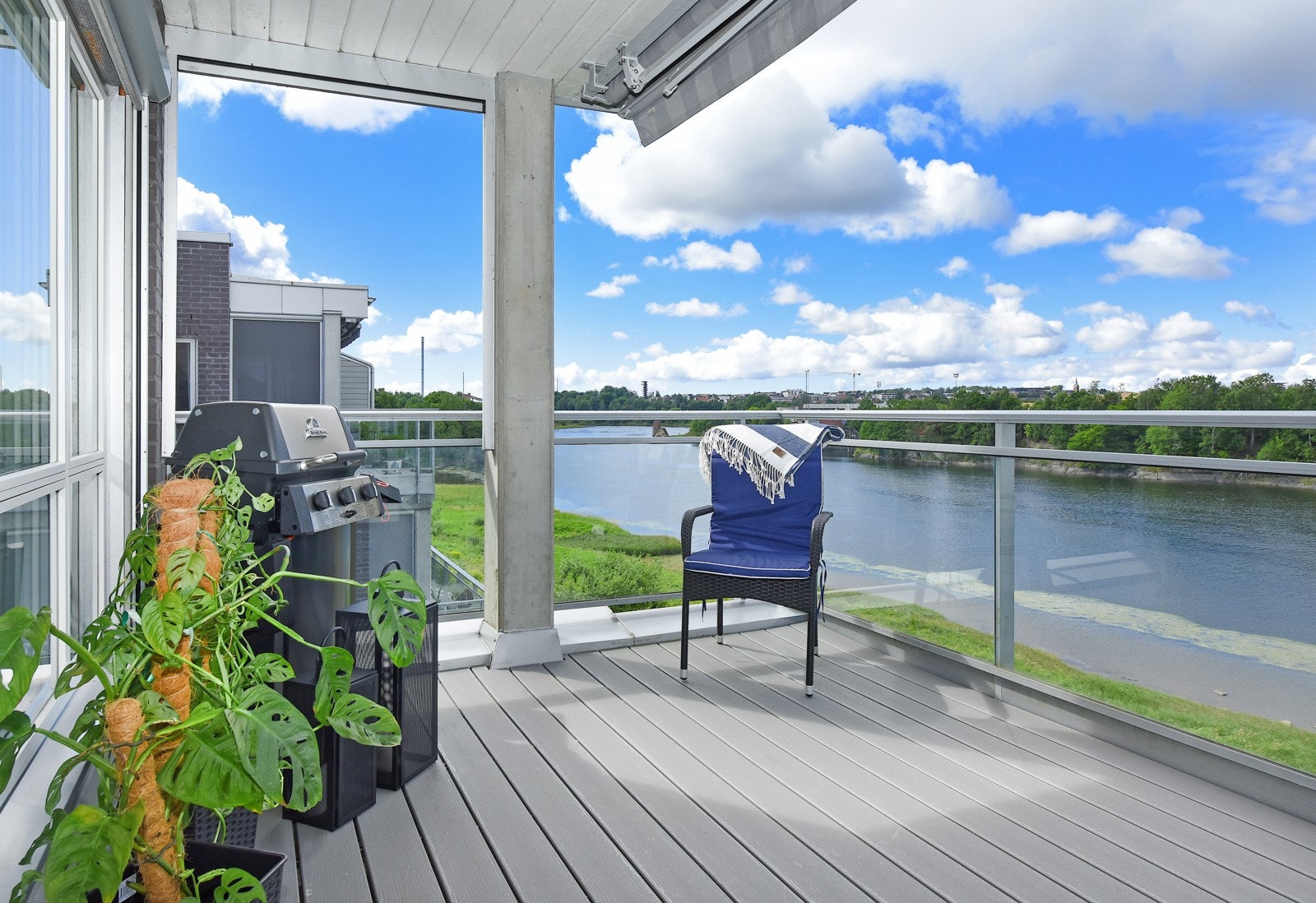 Leiligheten har flotte terrasser mot vest, skjermet for innsyn og med flott kveldssol. Galleribilde