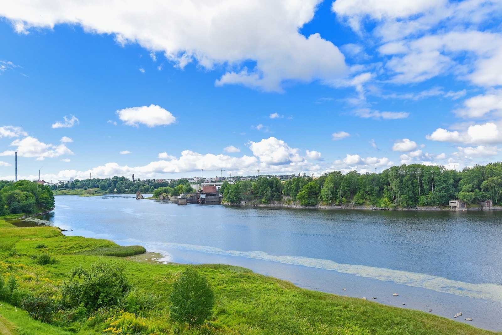 Leiligheten ligger i øverste etasje, vestvendt, solrikt og med flott utsikt til Glomma. Galleribilde