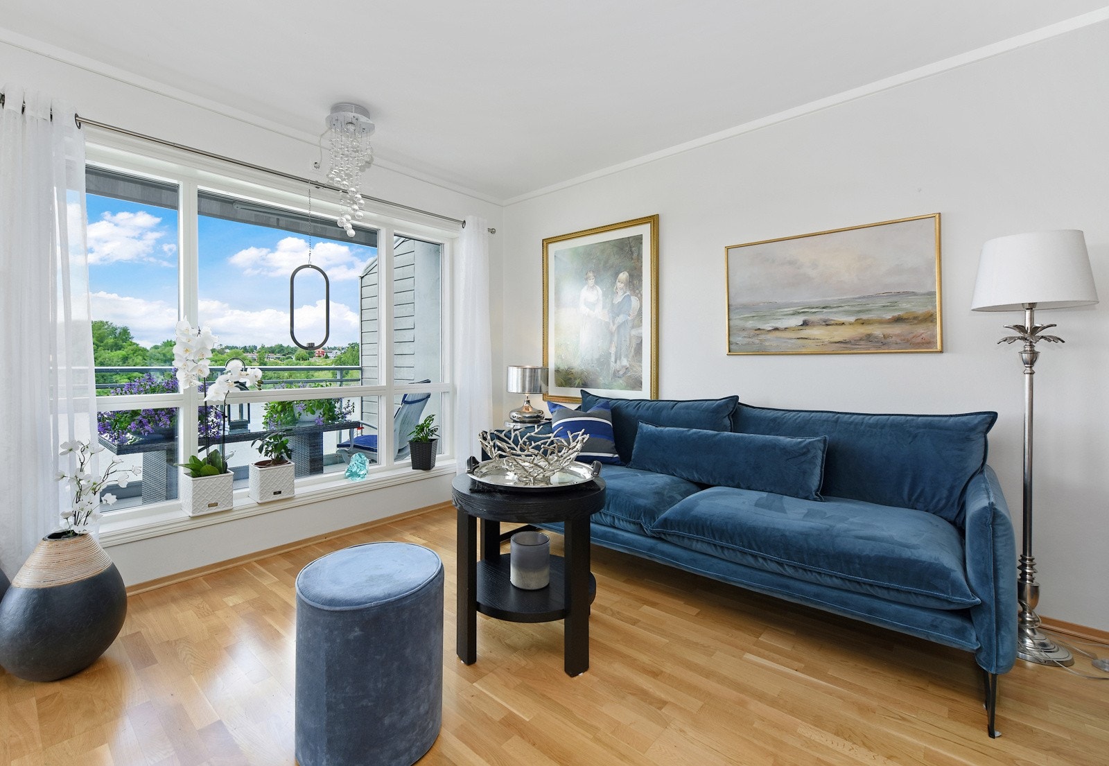 Store vinduer slipper inn godt med dagslys. Galleribilde