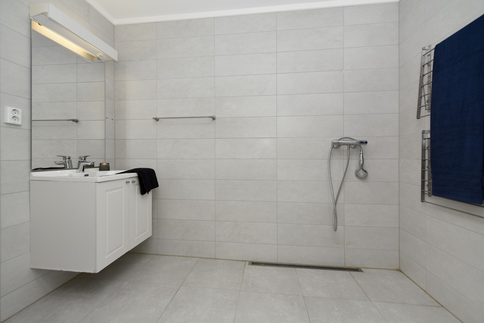 Det opprinnelige dusjkabinettet som fulgte med bad nr. 2 da den var ny er ikke montert, men medfølger. Galleribilde