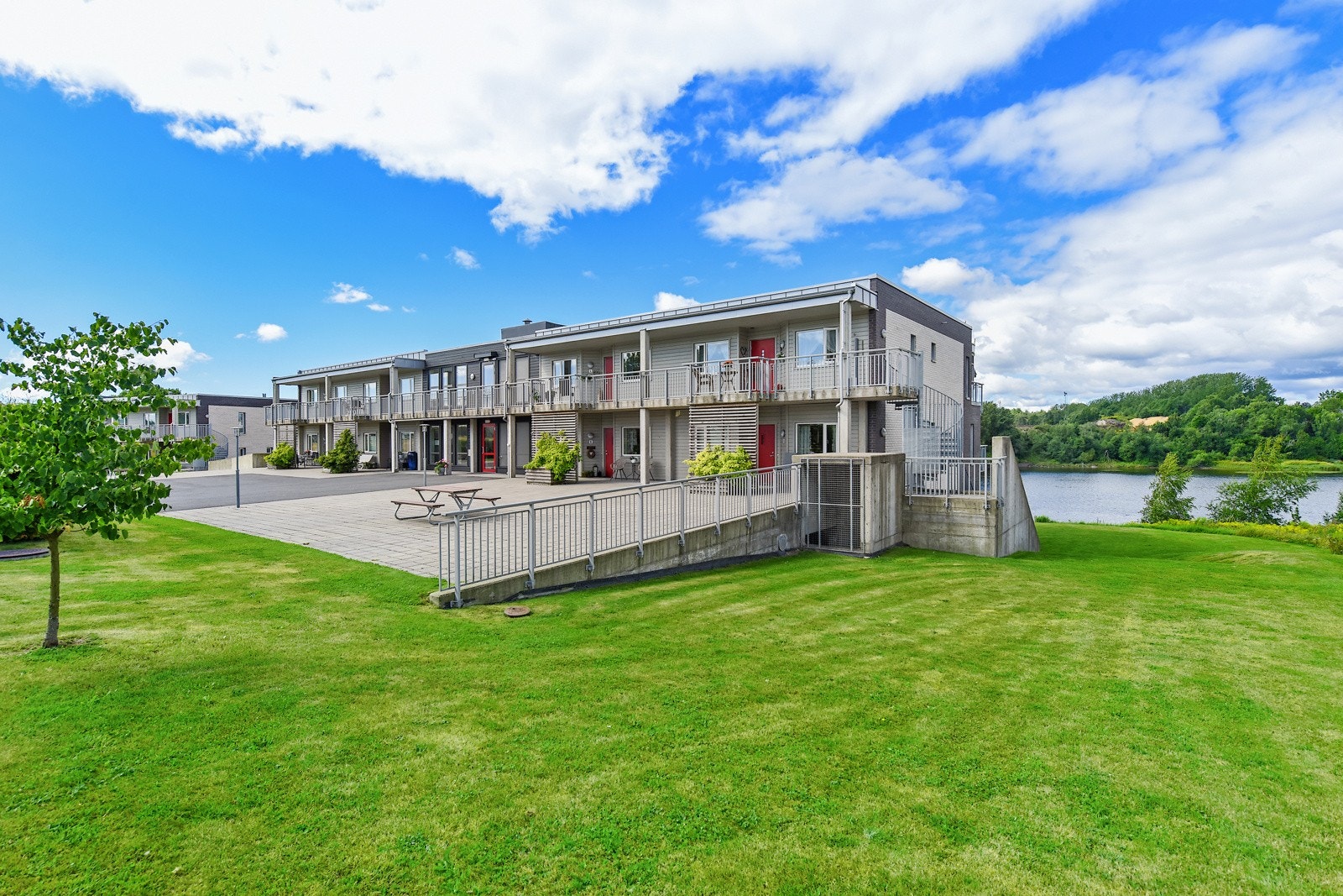 Dette er en romslig og lettstelt leilighet med heis og garasje. Galleribilde