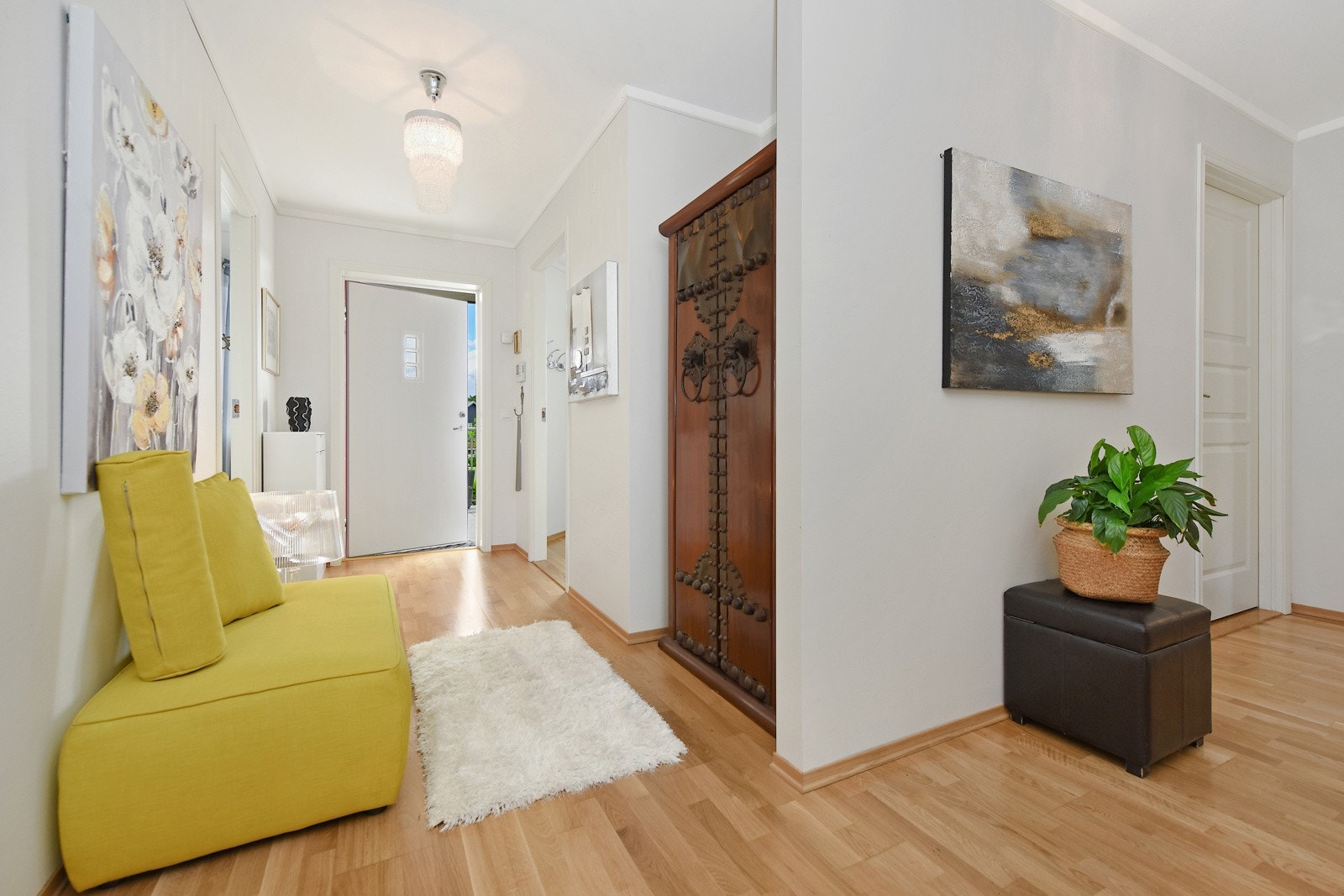 Romslig entré/gang med garderobeplass for yttertøy. Galleribilde