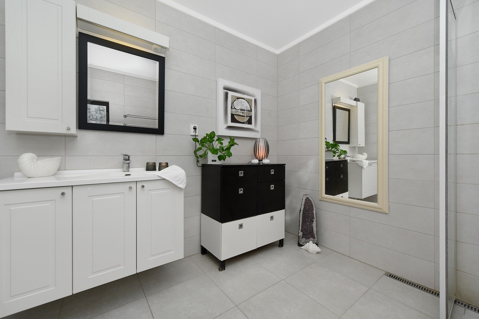 Hovedbadet har innredning med heldekkende servant og sideskap. Galleribilde