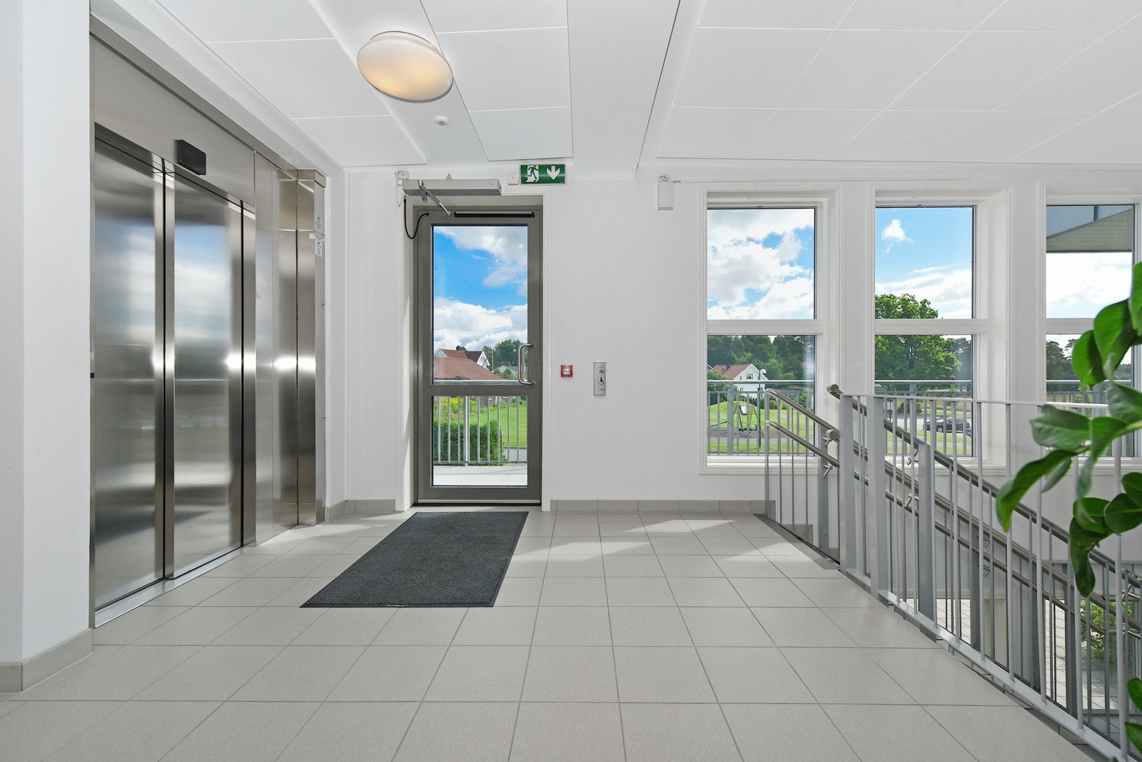 Heis fra leiligheten og ned til garasjeanlegget i underetasjen. Galleribilde