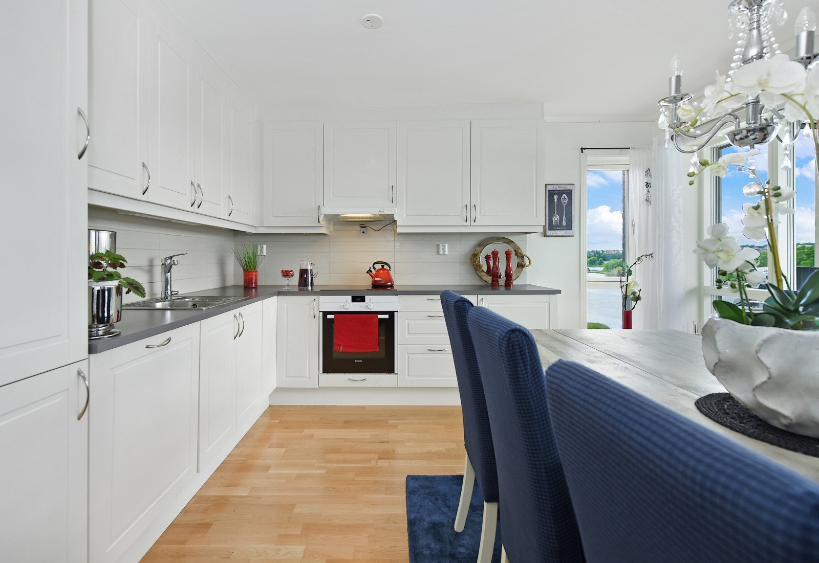 Integrert koketopp, komfyr, oppvaskmaskin og kjøleskap. Galleribilde