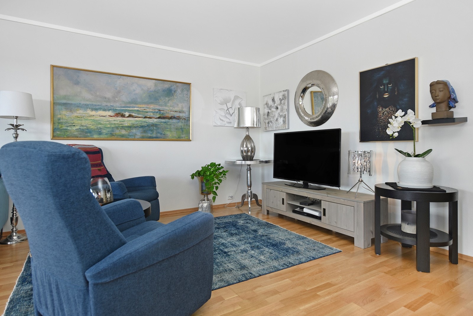 Leiligheten har gjennomgående parkettgulv og lyse vegger. Galleribilde