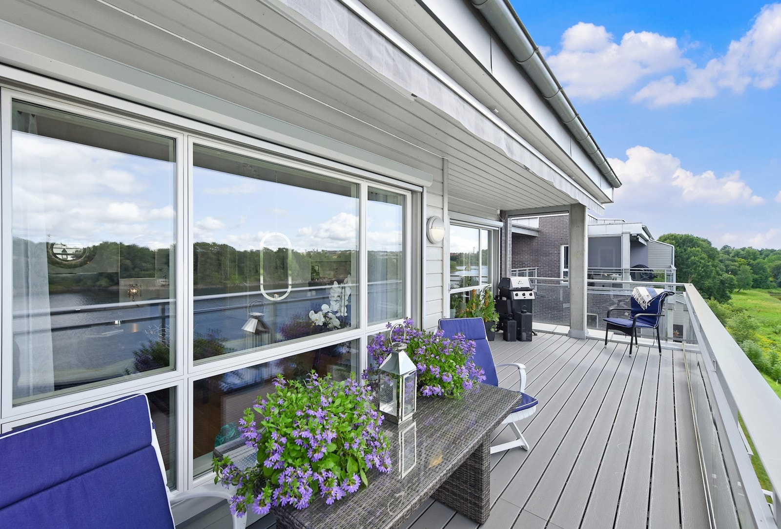 Det er terrasser i hele bredden av leiligheten, og utenfor stuen er det elektrisk markise. Galleribilde