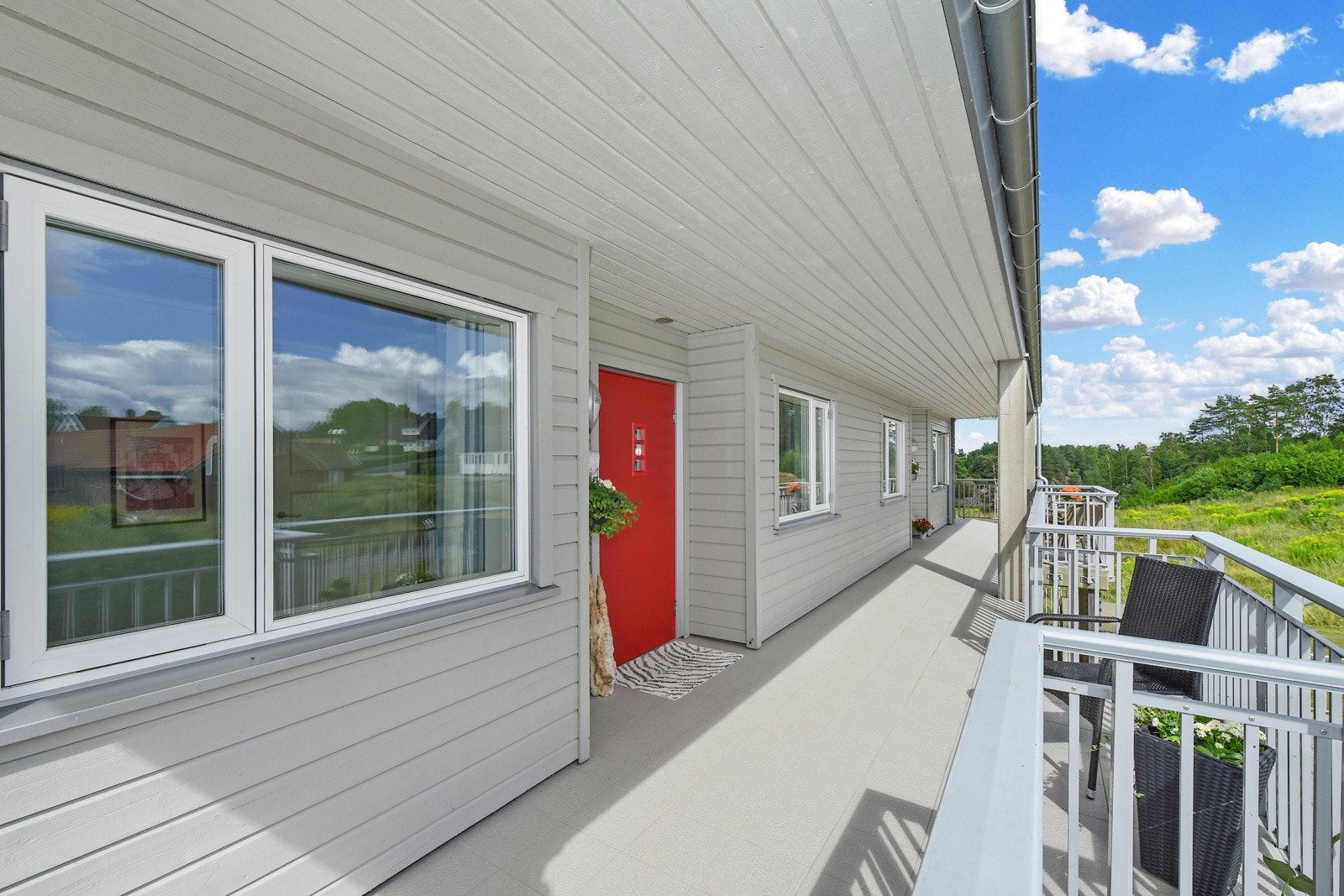 Uteplass på svalgangen ved inngangspartiet. Galleribilde