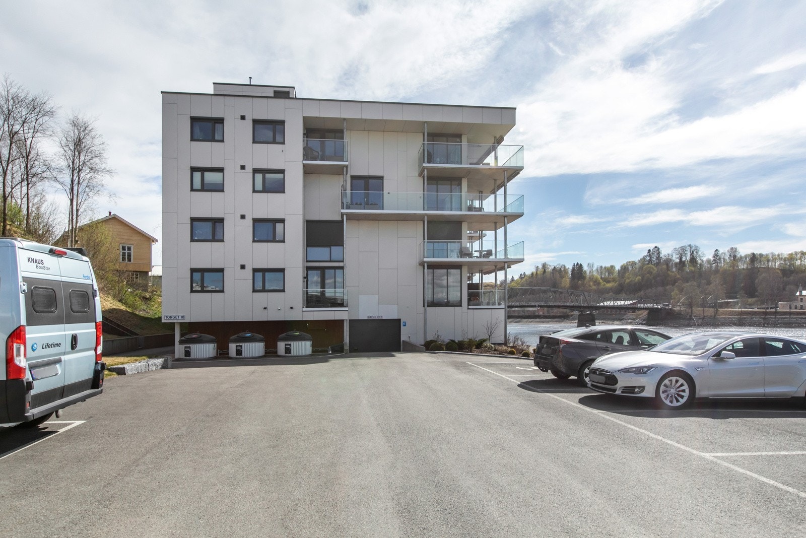 Parkering for gjester etter områdets gjeldende bestemmelser. Parkeringsplassen nord for bygget er kommunal - Sameiet har tinglyst veirett over P-plassen. Galleribilde