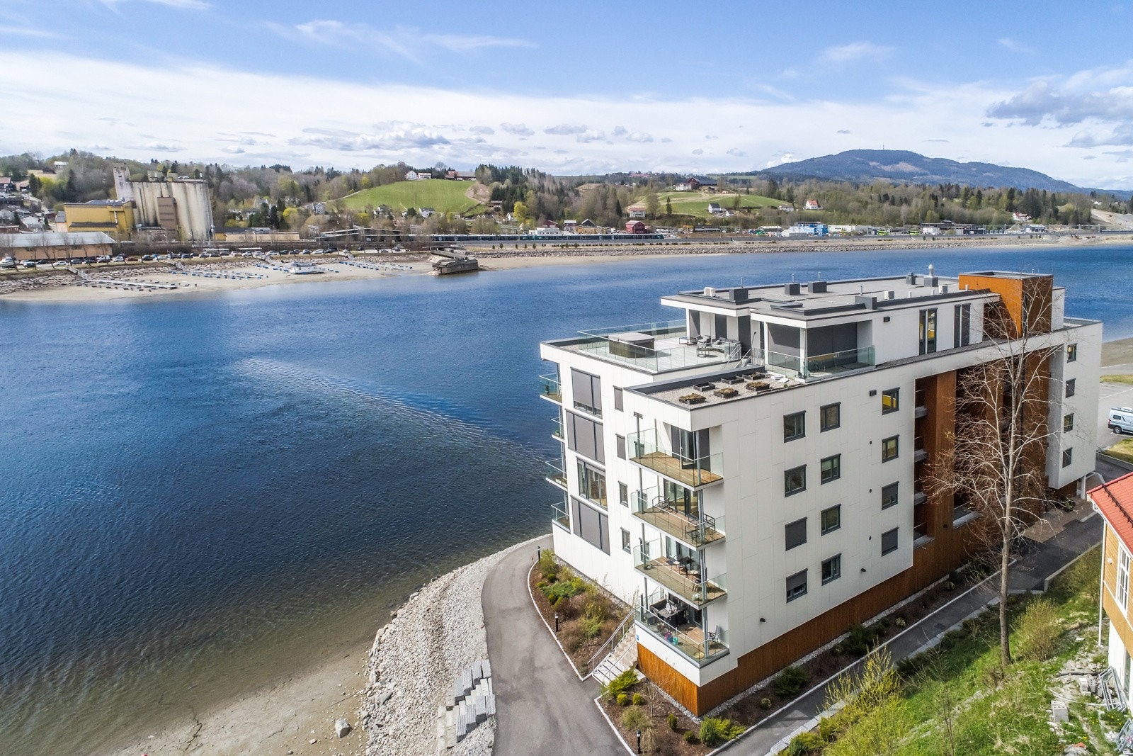 For båtfolket er det umiddelbar nærhet til idylliske Vorma med både gjestehavner og båtforeninger, samt kort vei til Mjøsa. Områdene har også grønne lunger og fine, barnevennlige sandstrender. Galleribilde