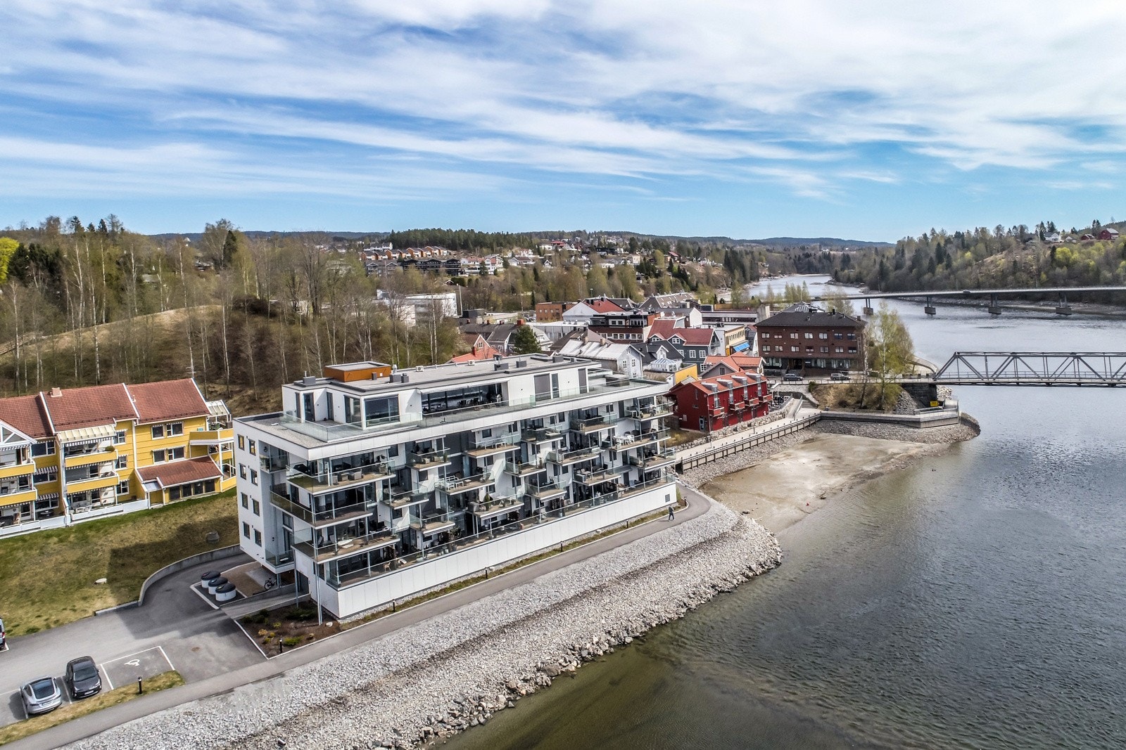 Leiligheten har en meget attraktiv og populær beliggenhet helt nede ved elven Vorma, i naturskjønne omgivelser i Sundet i Eidsvoll Området har nærhet til skoler, barnehager, offentlig kommunikasjon, samt et rikt utvalg av fasiliteter og servicetilbud. Galleribilde