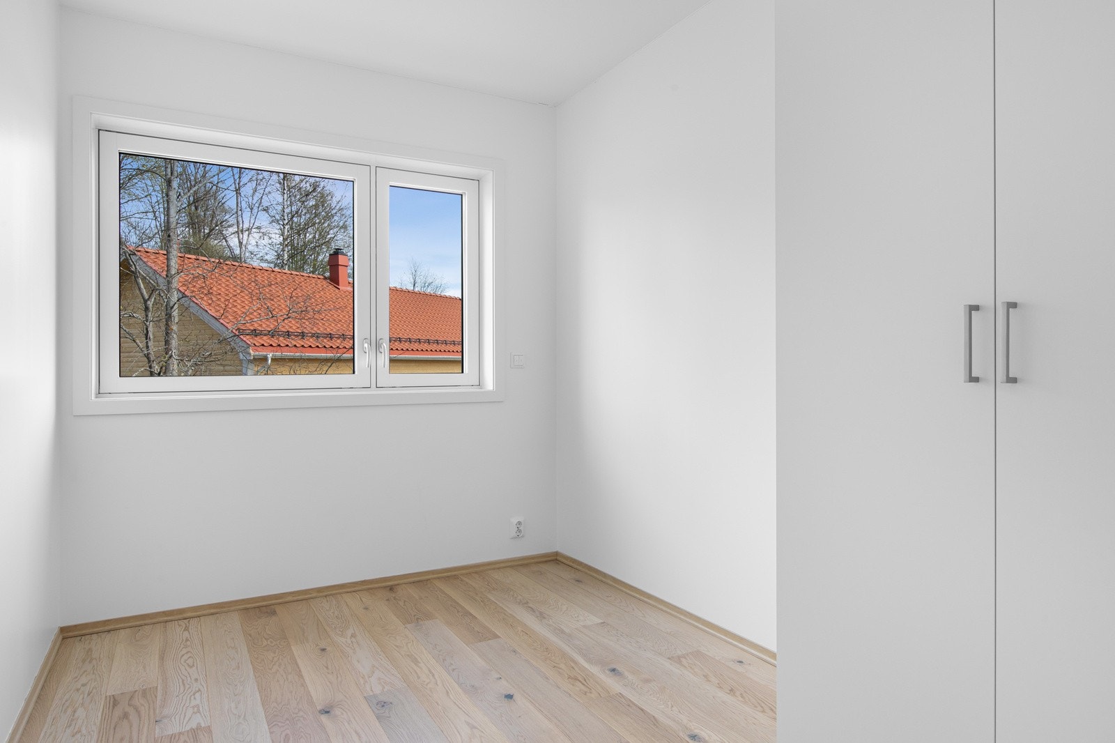 Soverom 2 fremstår som det perfekte ekstrarom, alt etter egne ønsker og behov. Rommet har lysmalte slette veggflater, lyspigmentert enstavs parkett på gulv og et stort vindu som slipper inn rikelig med lys. Oppvarming via vannbåren gulvvarme. Galleribilde