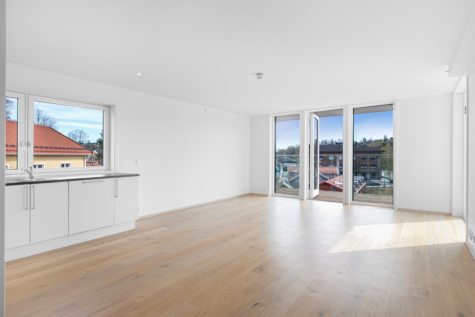 Det er god plass til sofaløsning med tilhørende møblement i stuen. Tv-signaler og internett blir levert fra Telenor og grunnpakken inngår i felleskostnadene. Galleribilde