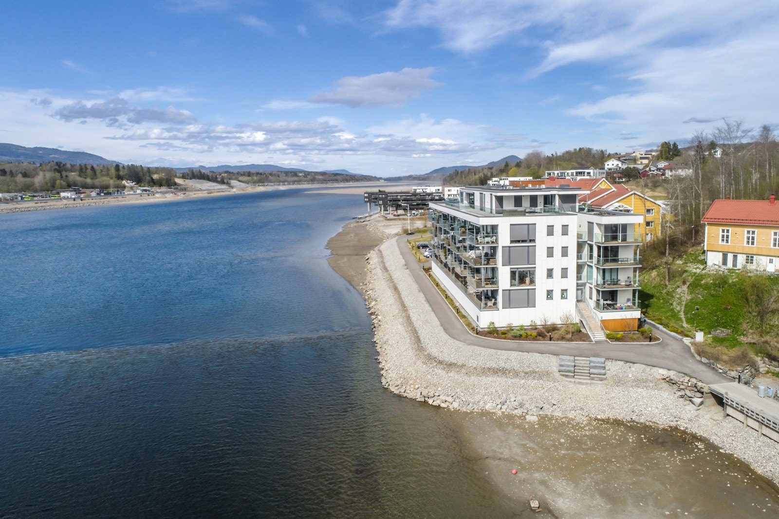 Eiendommen grenser til flott område nede ved Vorma med vakker strandpromenade, bryggeanlegg og naturskjønne omgivelser - kun 5 min gange til sentrum av Sundet. Gangavstand til toget er 7-10 min. gange. Galleribilde