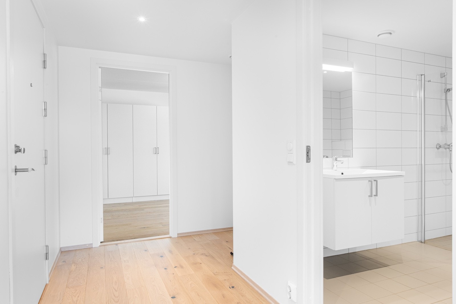 Gang inn mot bad og soveromsfløy. Himlingen er pent lyssatt med LED downlights. Galleribilde