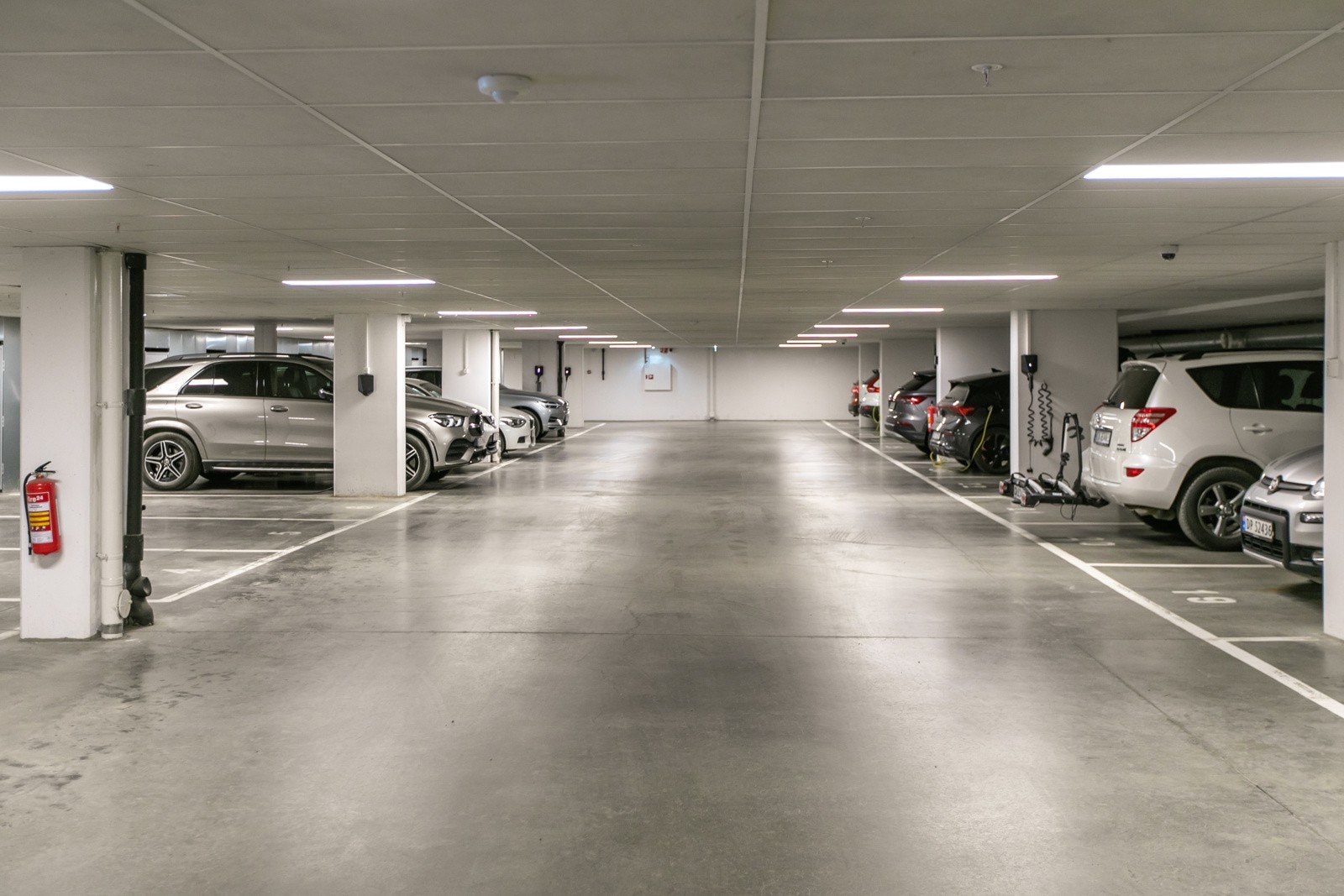 Det medfølger en fast parkeringsplass i felles garasjeanlegg i kjeller med heis direkte opp til etasjeplan. Galleribilde