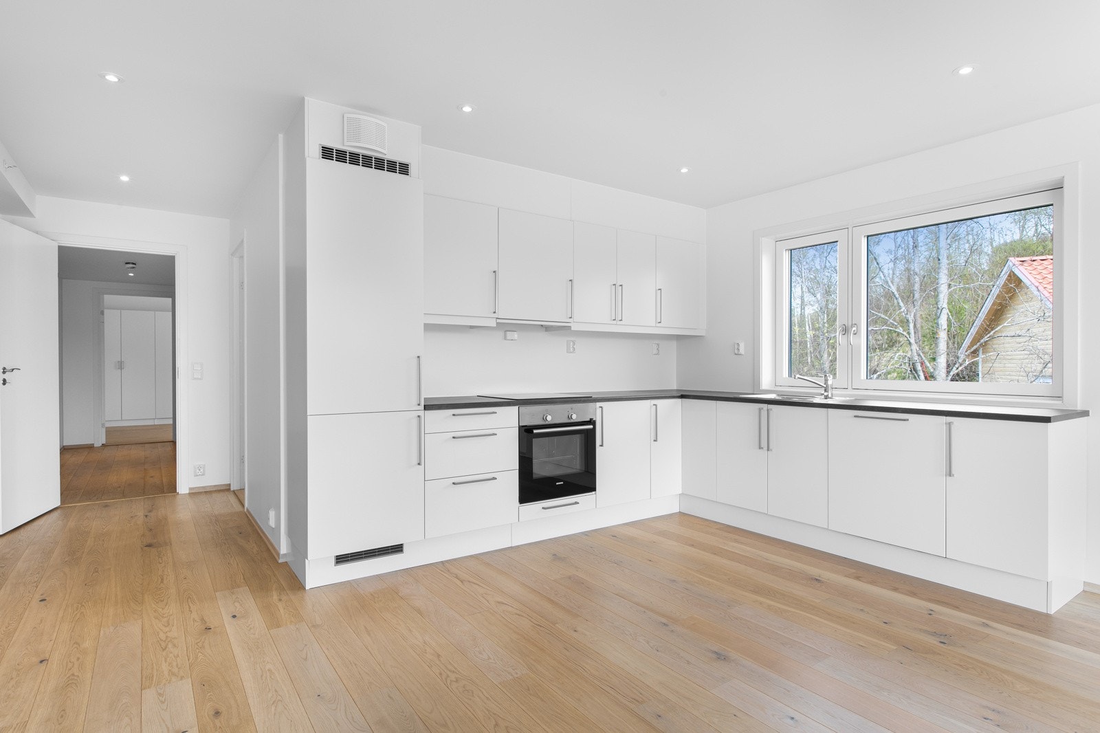 Stilrent og moderne kjøkken fra Sigdal av typen Uno hvit, nytt i 2018. Kjøkkenet er utformet i vinkel og har dermed godt med både skap- og benkeplass. Av utstyr medfølger integrerte hvitevarer som stekeovn, platetopp, oppvaskmaskin, samt kjøl/frys. Galleribilde