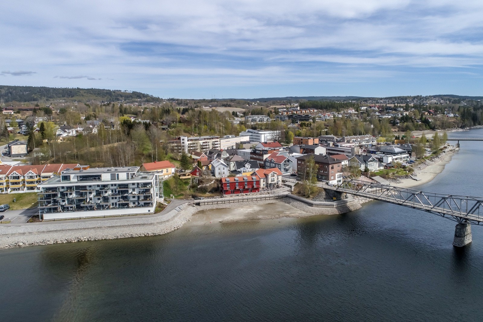 Fra leiligheten har man nærhet til både skoler, barnehager, offentlig kommunikasjon, cafeer, dagligvarebutikker, samt et rikt utvalg av fasiliteter og servicetilbud. Galleribilde