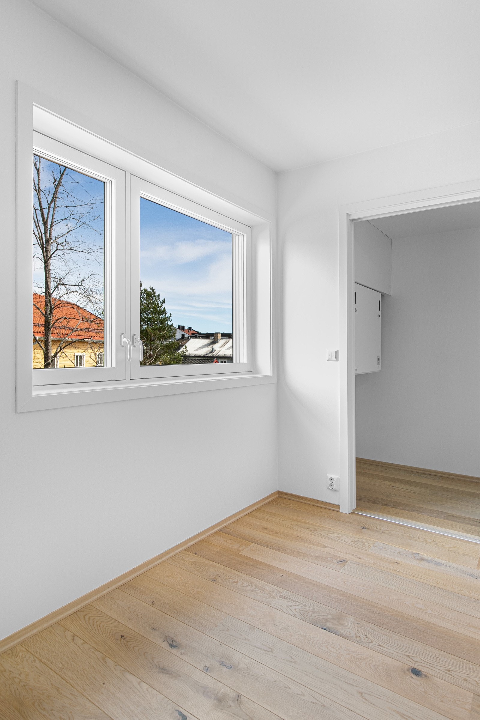 Bak skyvedøren befinner det seg en praktisk garderobe/bod på ca. 3 kvm. Galleribilde