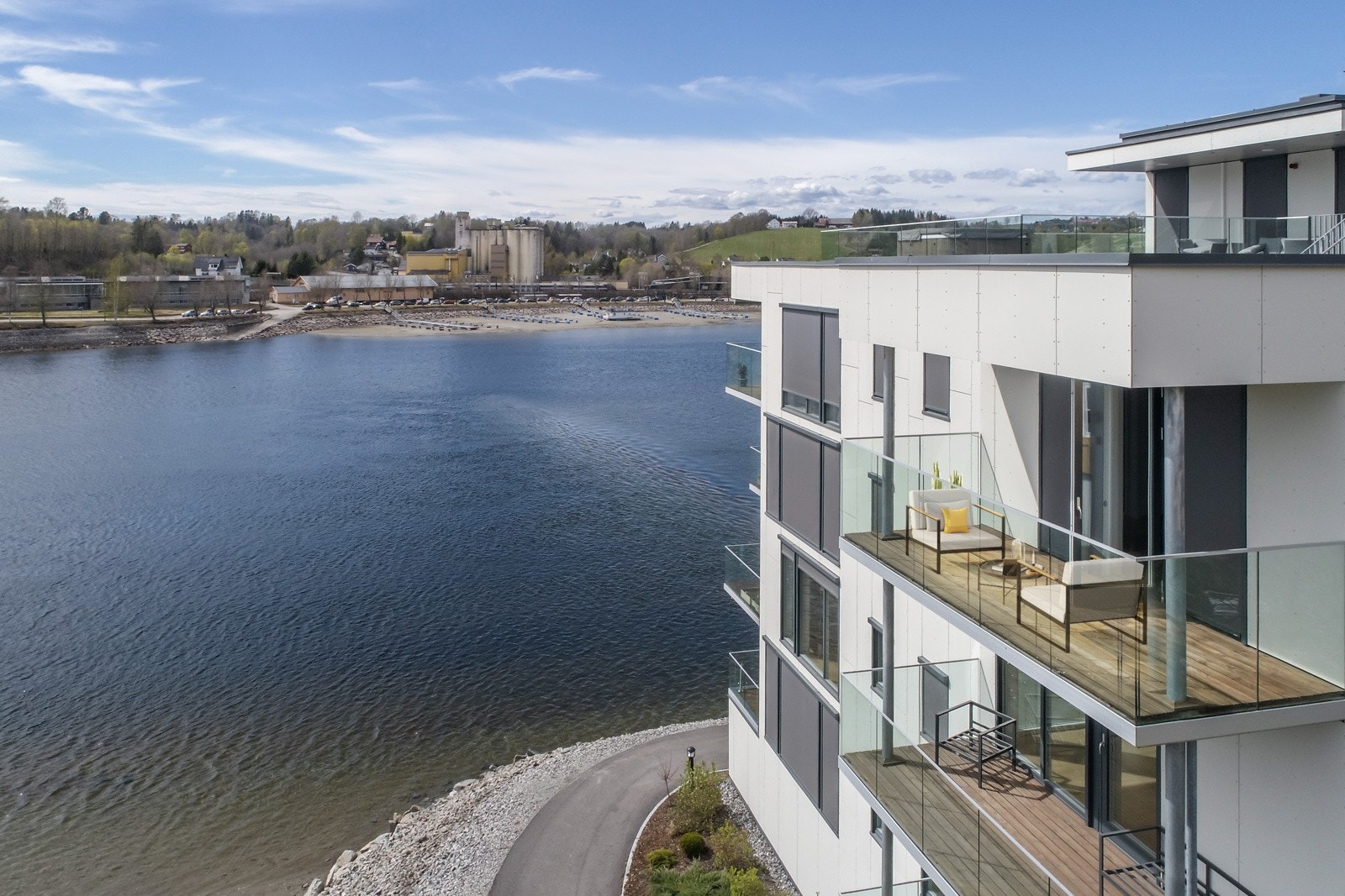 Balkongen ligger høyt og fritt med nydelig utsyn over Vorma og naturskjønne omgivelser. Her kan man nyte gode solforhold gjennom hele dagen. Bildet er kun digitalt illustrert m/utemøbler. Galleribilde