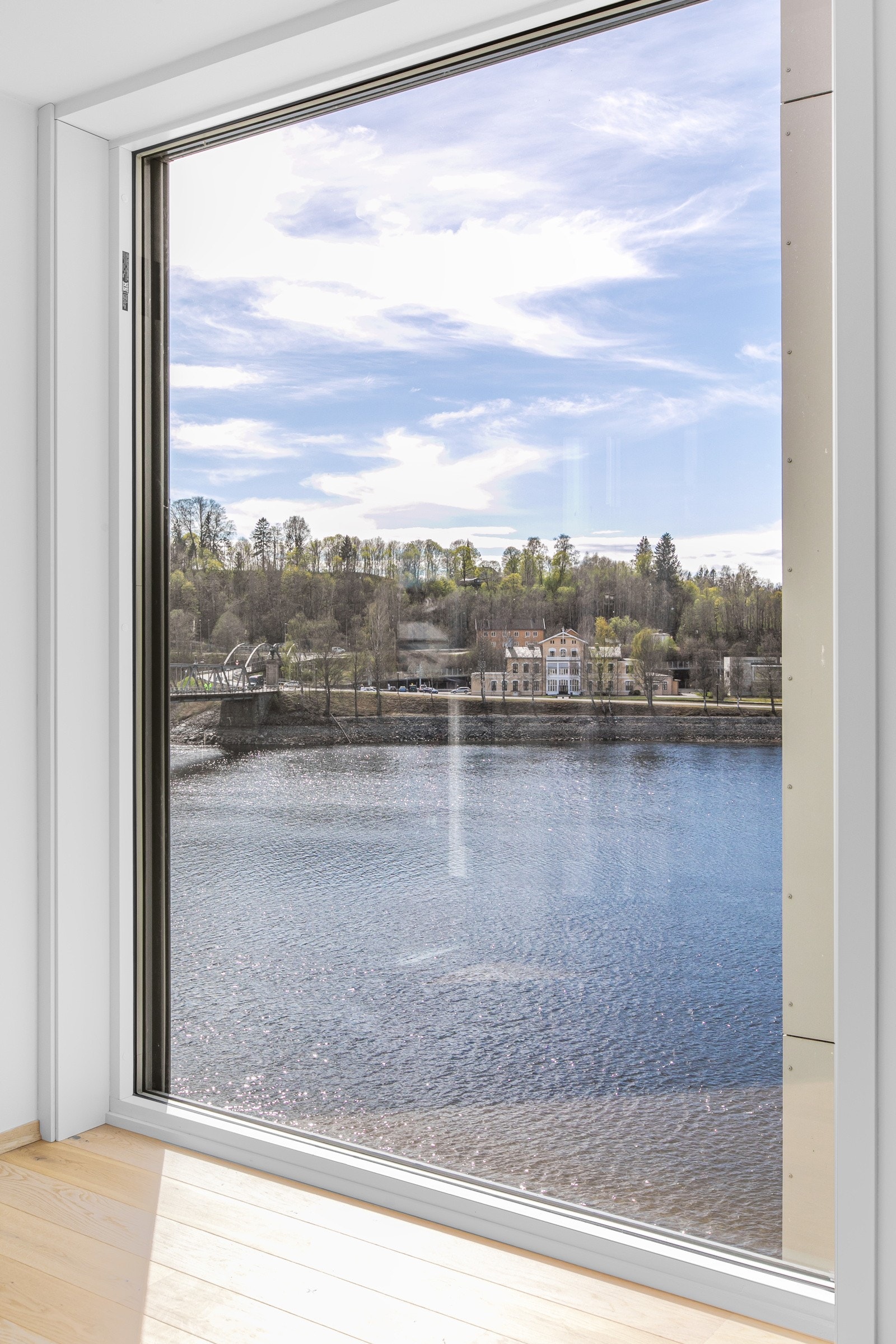 Gode vindusflater fra gulv til tak slipper inn rikelig med lys og gir et nydelig utsyn over elven Vorma. Elektriske screens er montert til alle vindusflater (unntatt balkongdør). Galleribilde