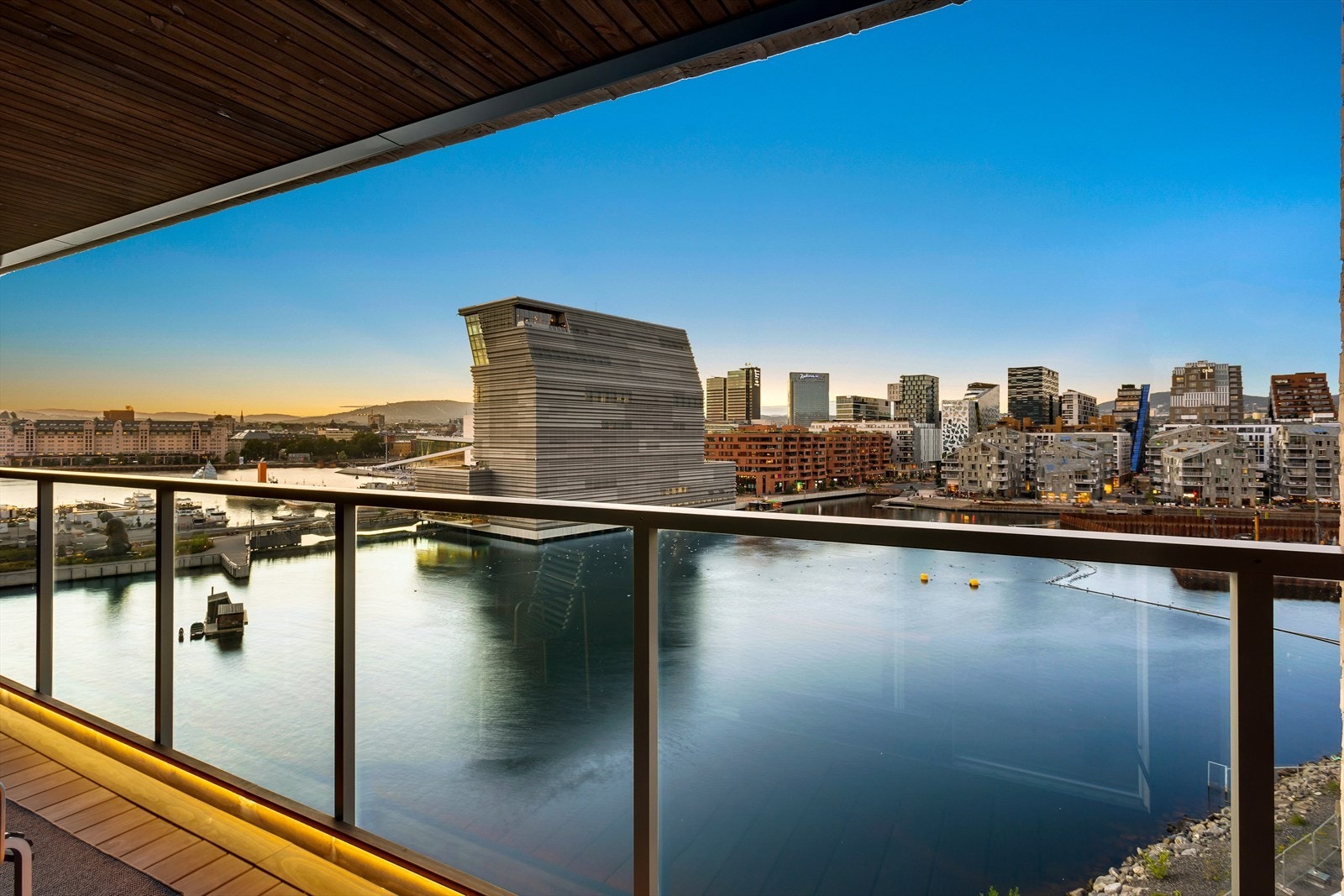 Det er også installert indirekte ledbelysning på balkongen Galleribilde