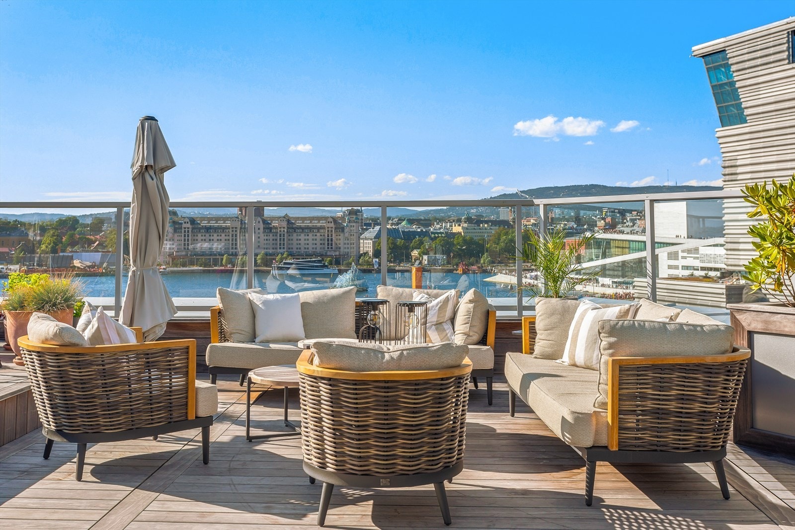 Fantastisk utsikt som må oppleves! Her har du utsikt mot glitrende sjø og hele Oslo by Galleribilde